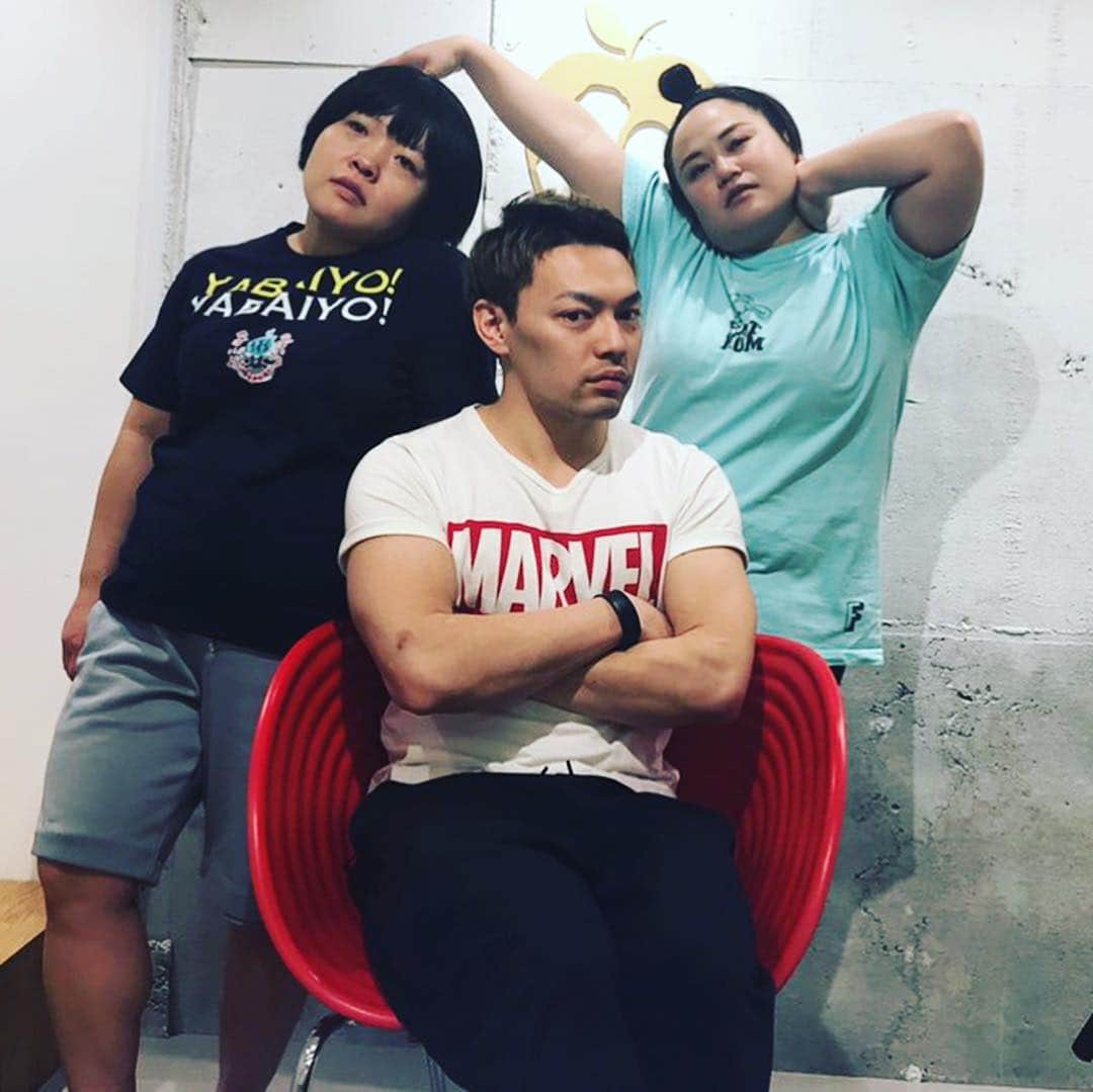 のインスタグラム：「ゆいPです！  AppleGYM今夜も行ってきたよ！  なかなかの、ハードさだったよね。  冬なのに汗だくだったよ。（私だけ）  村岡先生（今度一緒に脱出ゲーム行く）は相変わらず、私達のフォームを見るフリして、鏡に映った自分を見てました。（マッスルナルシスト）  今年も残すところあと、少しですね。  今年は特に、 村岡さんやAppleGYMとの出会いに感謝です。  来年こそ、目標体重に行くようにがんばるよ！  PS.私のティシャツは違う回で既に着たものです。そうです。ティシャツのレパートリーがもうないです。 何が毎回違うやつ着るだよ！いい加減にしろ！新しい服探す暇があったらセッションしろ！  @apple_gym_tokyo @fitness_daiki #Applegym #アップルジム  #アップル女子 #おかずクラブ #オカリナ #ゆいP #ダイエット」