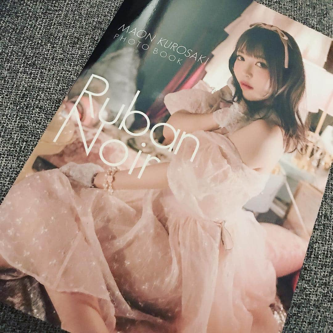 黒崎真音さんのインスタグラム写真 - (黒崎真音Instagram)「フォトブック Ruban Noir  ついに完成しました  友達に協力してもらったり 昔から大好きなカメラマンさんに写真撮ってもらったり 好きなものたくさんつめこみました  ステキなものが生まれた  ほんとに嬉しい  喜んでもらえるといいな！  ライブまで、あと2日 #rubannoir #maongift #フォトブック #live #livegoods #セルフプロデュース」12月22日 2時36分 - maonkurosaki922