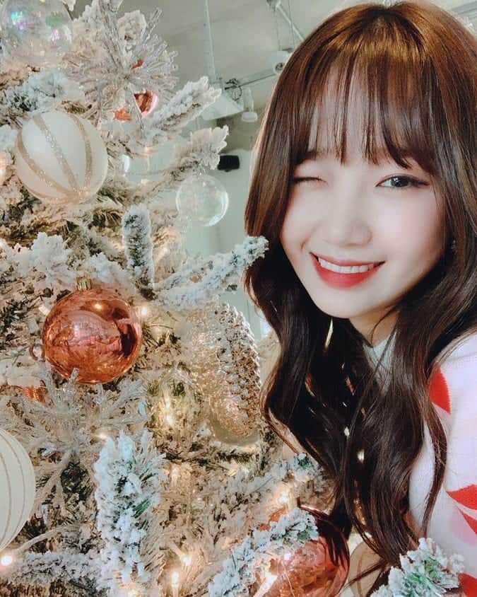 チェ・ユジョンのインスタグラム：「; ♡ 181221 | #wekimeki 크리스마스 같은 꿈 꿔요 키링♡ 자장자장-. —오늘의 자장가———스웨덴 세탁소-- Be Your Christmas 🎶  Official twitter update ©weme . . .  #아이오아이 #IOI #choiyoojung #yoojung #최유정 #유정 #KPOP #wekimeki #위키미키」