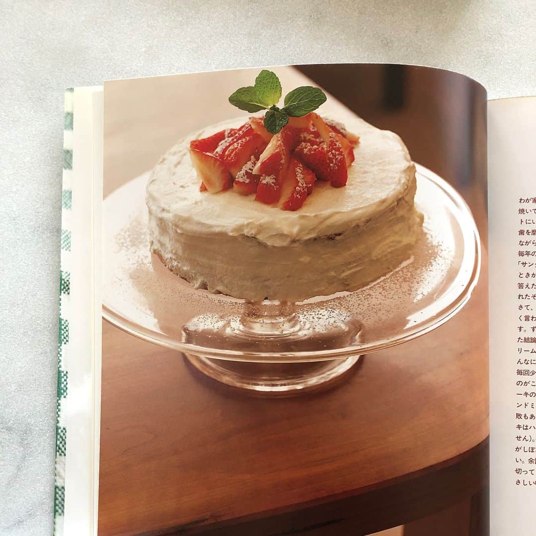行正り香さんのインスタグラム写真 - (行正り香Instagram)「我が家のクリスマスケーキレシピは、毎年こちらです。このスポンジケーキに至るまで、どれほどのスポンジを焼いたことか。焼くと多少凹みますが、このしっとり感は、他にはないと、自信を持ってオススメできます。#rikayukimasa #行正り香 #お菓子#カラオケイングリッシュ#fooddays にもよく登場するケーキです#cake#sweets#そうだ。お菓子を作ろう#文化出版局#わあ18年前の本だわ#後ほどオススメチキン料理もアップします」12月22日 10時50分 - rikayukimasa