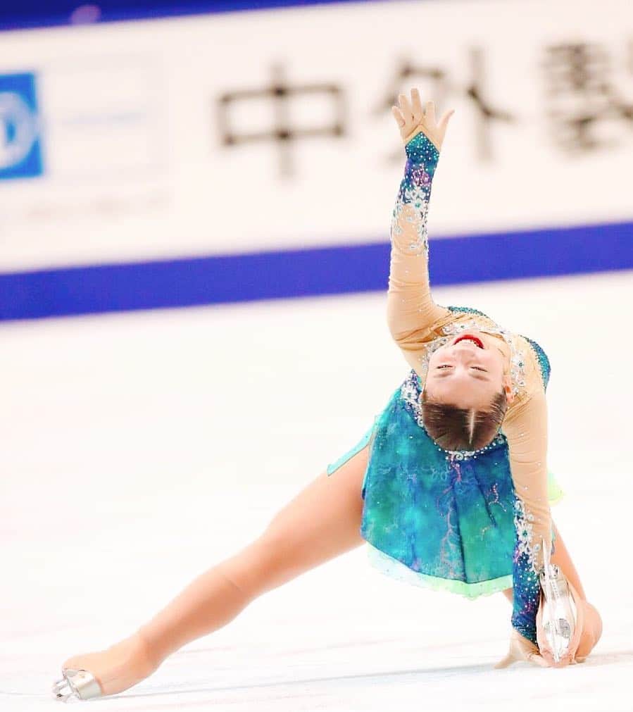 中塩美悠のインスタグラム：「ショートプログラムの応援をありがとうございました！ ミスは何個かありましたが…😂心から楽しんで演技することが出来ました☺️💖 思い返せば昨年の全日本、初めてショート落ちを経験しました。あの時は正直、立ち直れないくらい落胆していました。広島の実家から西宮へ帰るための荷物を泣きながら詰めていました。リンクへ行く事が本当に辛くて、泣きながら自転車を漕いでいました。 しかし、それでもまた頑張ろうと思えたのは、周りの方々のおかげでした。チームのみんなや先生方、家族、、、みんなと目を合わせる事さえ出来なかった私を…何も言わずに応援してくれました。周りの人達はこんなにも尊いのだと心の底から感じました。  あの時があったから今がある。本当にそう思います。あの時の苦しみを乗り越えた時、スケーターとしてだけではなく、人として成長することができました。 と、試合のまとめのような文章になってしまいましたが…😅試合は続きます！明日のフリーも心から楽しめるように、最高の涙で終われるように！最後まで気を抜かずに挑みたいと思います。 応援よろしくお願いします☺️🙏💚 男子も頑張れ〜😊🙌🏻⛸🌟#mylastnationals」