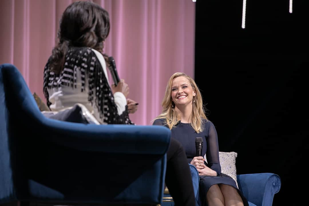 ミシェル・オバマさんのインスタグラム写真 - (ミシェル・オバマInstagram)「My #IAmBecoming 2018 tour could not have been possible without these terrific, trailblazing women. From longtime mentors to friends new and old, I couldn't have done this without each and every one of them! ❤️」12月22日 7時59分 - michelleobama