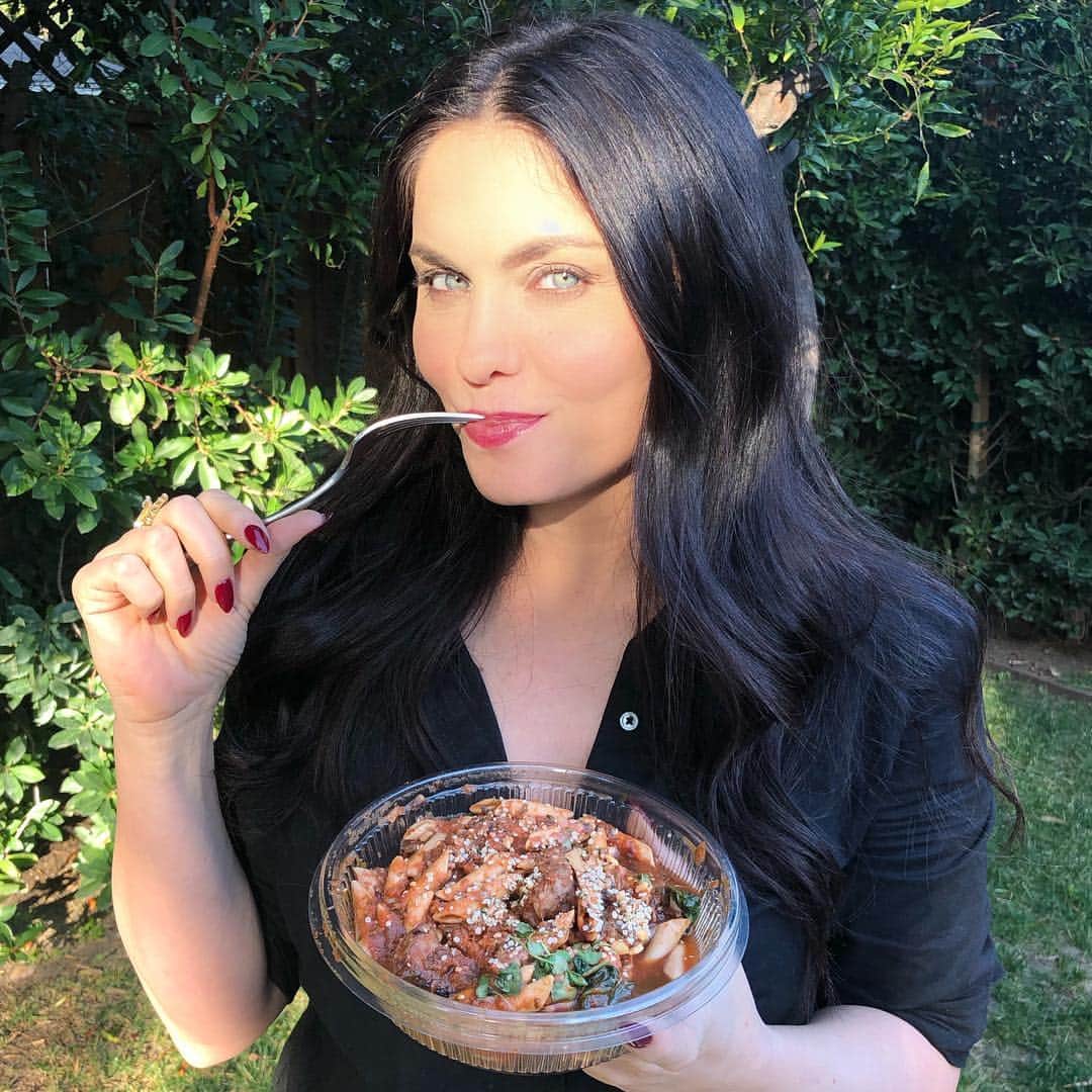 のインスタグラム：「Dear @sakaralife , I love you. With my whole heart. Thank you for your plant based magic delivered directly to my door. #sakara #thoughtstothings #notanad #justloveandappreciation #christmascameearly」