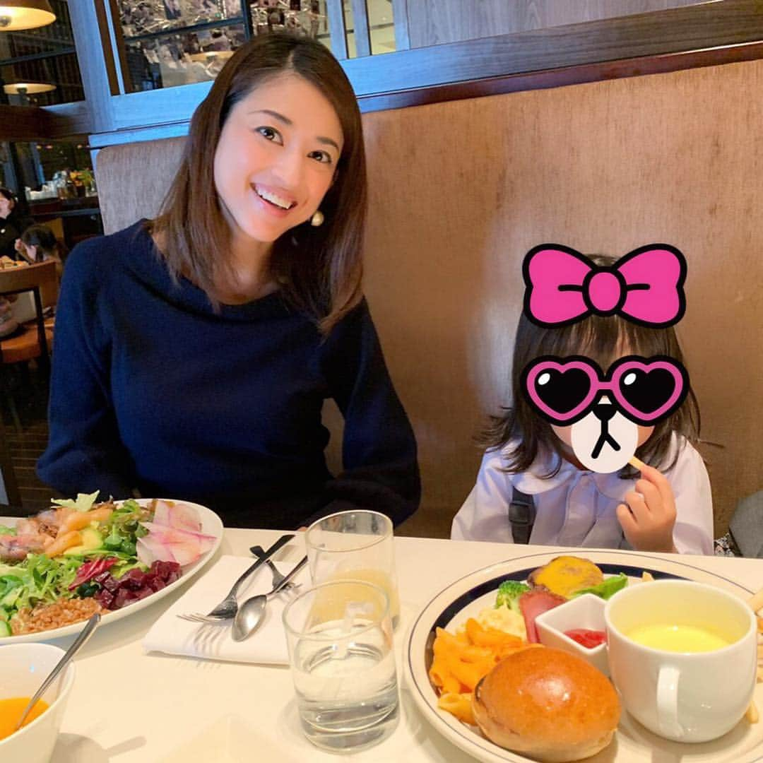 小沢真珠さんのインスタグラム写真 - (小沢真珠Instagram)「先日、久しぶりにあっこ（矢田亜希子ちゃん）とランチしました。あっという間に時は過ぎ、話し足りないからまたすぐ会おう！と言って別れましたw  そして、、昨日でインスタを始めて一年が経ちました♪それまでSNSというものをほとんどやっていなかったので最初は不慣れでしたが周りの人達の助けやアドバイスがあってなんとか続けられています。感謝です。イイネやコメントして下さる方々にも感謝です❤︎ これからもマイペースに続けて行きますのでよろしくお願いしますm(_ _)m  #ランチ#ユニオンスクエア東京 #キッズプレート#豪華 #あっこ#矢田亜希子ちゃん #2歳#4歳#コズレ#ママリ#親バカ部#姉妹ママ#女の子ママ#ベビフル#sisters#instakids #インスタ#1周年」12月22日 7時55分 - maju_ozawa