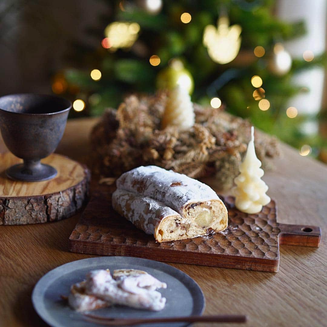 kyonkousaのインスタグラム：「もうすぐクリスマス🎄 . 今年はシュトーレンも食べずに終わるかなぁと思っていたら、お友達が「良かったら送るよ！」と、手作りのシュトーレンを送ってくれました😭 美味しい💕 . お菓子作りやパン作りもだけど、裁縫までも軽くこなしてしまうかおりちゃん @mamekaori773 。 うちの娘ちゃんの入園グッズも全て作ってくれたかおりちゃん。 どうやったらこんなに色んな事が出来る様になるんだろか。。🙈 . . 今日はその娘ちゃんの幼稚園のお母さん達で企画したクリスマス会🎄 朝からお昼挟んでほぼ一日なので楽しんできます🤶 . . . . . . #おやつ #シュトーレン #クリスマス #christmas  #sweets #キナリノ #暮らし #暮らしを楽しむ #楽しい時間 #くらし #いただきます #テーブルフォト#instagramjapan #ig_japan #instafood #instajapan #LIN_stagrammer #delistagrammer #IGersJP #デリスタグラマー#onthetable #日々 #日々のこと」