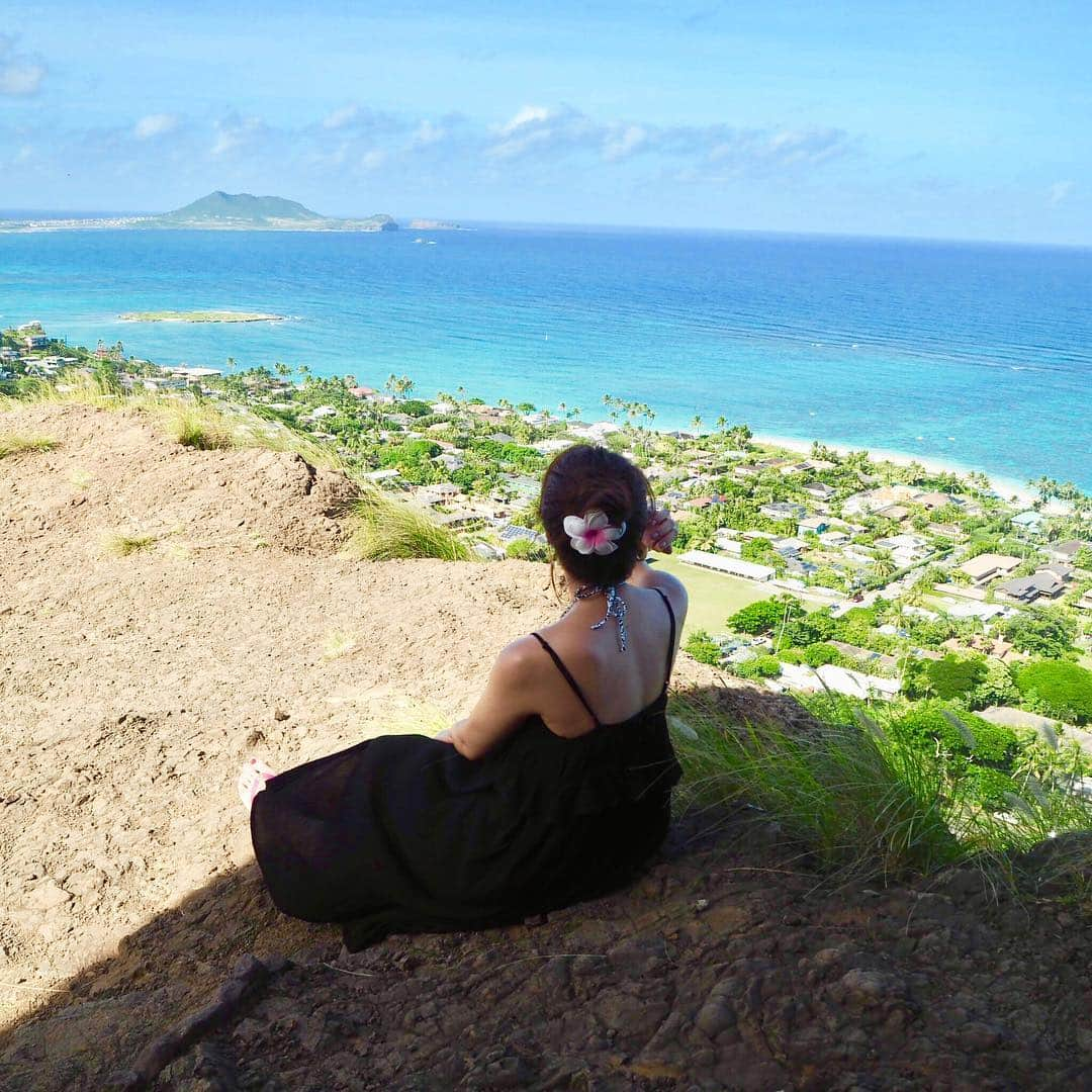 石井里奈さんのインスタグラム写真 - (石井里奈Instagram)「こんばんは😋❣️✨ . 今夜もハワイ編🏖️💕 . 今回初めてハワイオアフ島に点在する「ピルボックス」へ😳🌸 . 私はカイルアにあるラニカイピルボックスにいってきました🍓💕❣️ . まだそこまで観光地化されてないこともあって道は自然のまんま🤭🤭❣️ . 道を間違えると行き止まりだったりして本当にサバイバル🤣🤣️💕 . でも気持ちいい風を感じながらの山登りは最高に気持ちよかったぁ〜🏔❣️ . 11月で比較的涼しい気候だったけど上り終わった時には汗だくだく！💦 . 達成感が半端なくてとってもきもちよかった😌✨✨なにより達成感も半端ない❤️ . 絶対またハワイに行ったら登りたいな🙈🍓 . 今日もお疲れ様でした☺️❣️ . #hawaii #ハワイ #ラニカイビーチ #カイルアビーチ #ハワイ好き #ピルボックス #KaiwaRidgeTrail #水着 #swimweare #happy #mountain #山登り #smile #pillbox #ヘルシー #healthy #healthyfood #healthylifestyle #sea #タビジョ #海 #絶景 #view #girl #travel #trip #山 #自然 #nature」12月22日 20時00分 - ri7tin1025