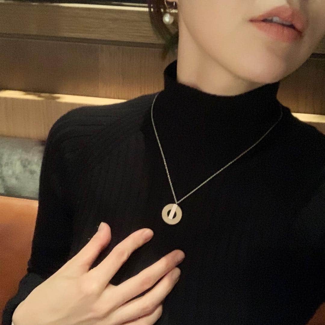 MEGのインスタグラム：「カロリナ時代からずっとおなじみの後輩のよったんが、アクセサリーブランド @susui_jwl を立ち上げたよー！ コンセプトから名前やロゴまで何から何までツボである。。！ 全部可愛いし上品なんだけど、私は娘が大好きなロンドンの地下鉄のマークに似ているネックレスにした。早速、娘が「チューブ、チューブ」と言って頷いてくる。直線的なモチーフのも可愛いなぁ、ヨーロッパの人が好きそうな品の良い和のミックス具合もめちゃくちゃナイス。よったん、ありがとう。」