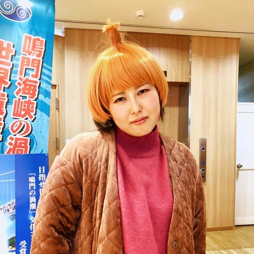 壺坂恵のインスタグラム：「違和感なく被れました #たまねぎ #タマネギ部隊  #淡路島 #acd慰安忘年旅行 #うずの丘」