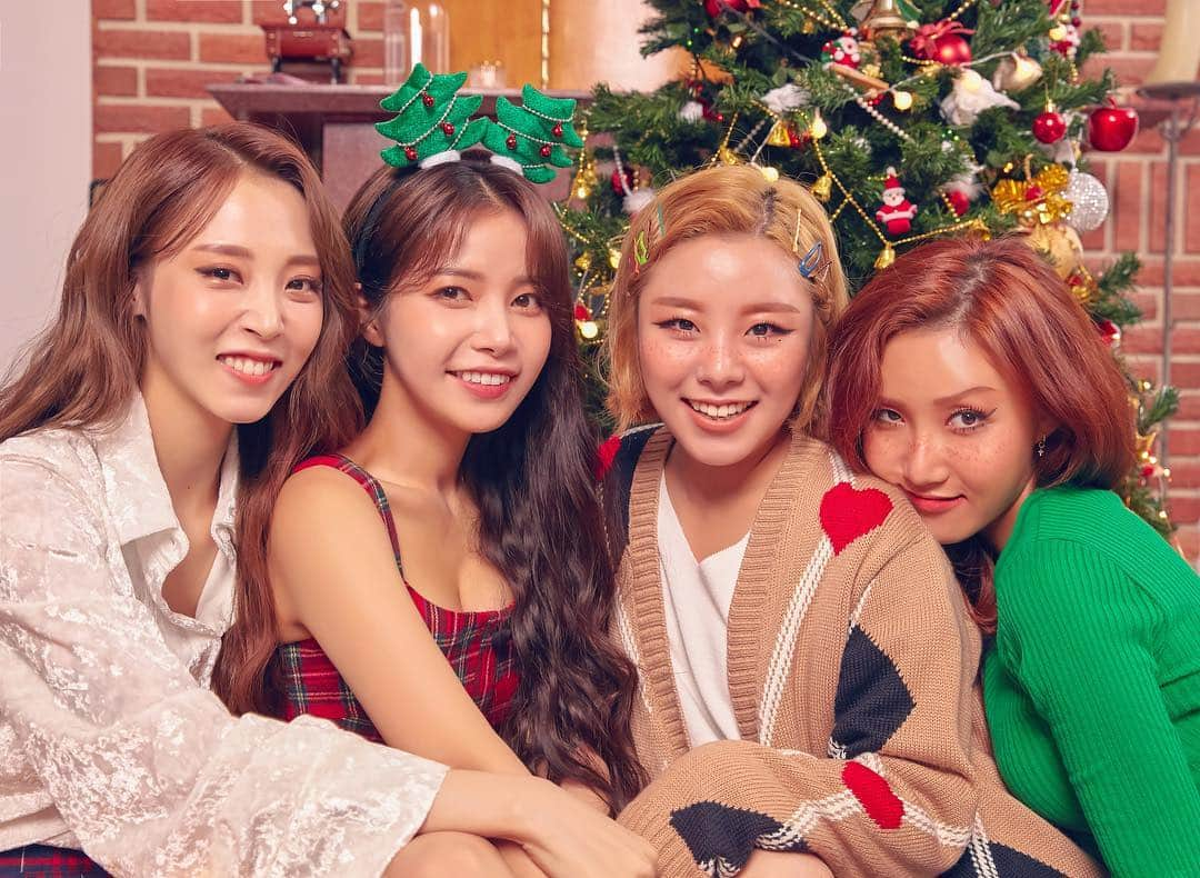 Mamamooさんのインスタグラム写真 - (MamamooInstagram)「[#마마무] 무무들을 위한 크리스마스 사진 특별 공개🎄 그리고 크리스마스 버전 안무영상도 잊지 않으셨죠? (Check!) 다가오는 크리스마스 사랑 가득한 하루 보내시길 바라며, (맘무와 같이 보내고 싶으신 분은 가요대전으로!😉) #MAMAMOO #MerryChristmas🎄」12月22日 18時58分 - mamamoo_official