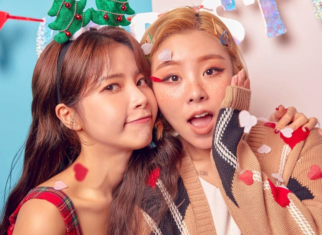 Mamamooさんのインスタグラム写真 - (MamamooInstagram)「[#마마무] 무무들을 위한 크리스마스 사진 특별 공개🎄 그리고 크리스마스 버전 안무영상도 잊지 않으셨죠? (Check!) 다가오는 크리스마스 사랑 가득한 하루 보내시길 바라며, (맘무와 같이 보내고 싶으신 분은 가요대전으로!😉) #MAMAMOO #MerryChristmas🎄」12月22日 18時58分 - mamamoo_official