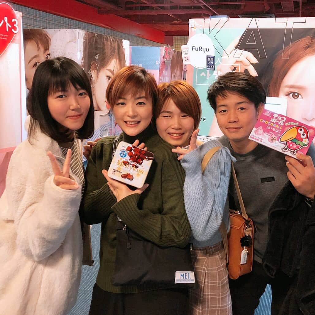 のインスタグラム：「2018.12.21 親戚大集合🤣❤️✨ 私のお父さんのイトコと、その子供たち👨‍👨‍👧‍👦👨‍👩‍👦‍👦🐒🐒🐒🐒🐒🐒 飲んで食べて喋って動いて、終始楽しかった😊✨血の繋がりっておもしろい😊 なんやかんや、やっぱ似てるし安心する😊子供たちの将来も楽しみやし😊どんな事があっても守ってあげたい😊自分たちもそうやって守られて来たんやなって思うと、家族、親戚に感謝の気持ちでいっぱいになりました✨ またこうして集まってバカ騒ぎ出来るようにこれからも頑張ろっ‼️ 良い日やったから思い出に記録💋  #廣岡家 #親戚大集合 #2018 #もうすぐ今年が終わる #早いなぁ」