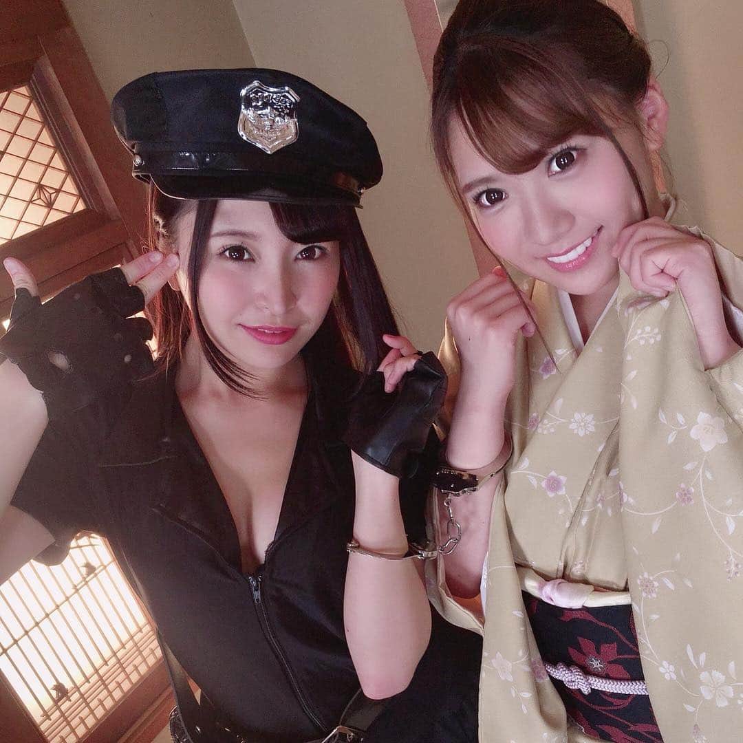 香坂紗梨のインスタグラム：「アメリカンポリス👮‍♀️×着物👘 ももかさんと🍑  #av女優  #アメリカンポリス  #着物  #若女将  #手錠  #どんな世界観」