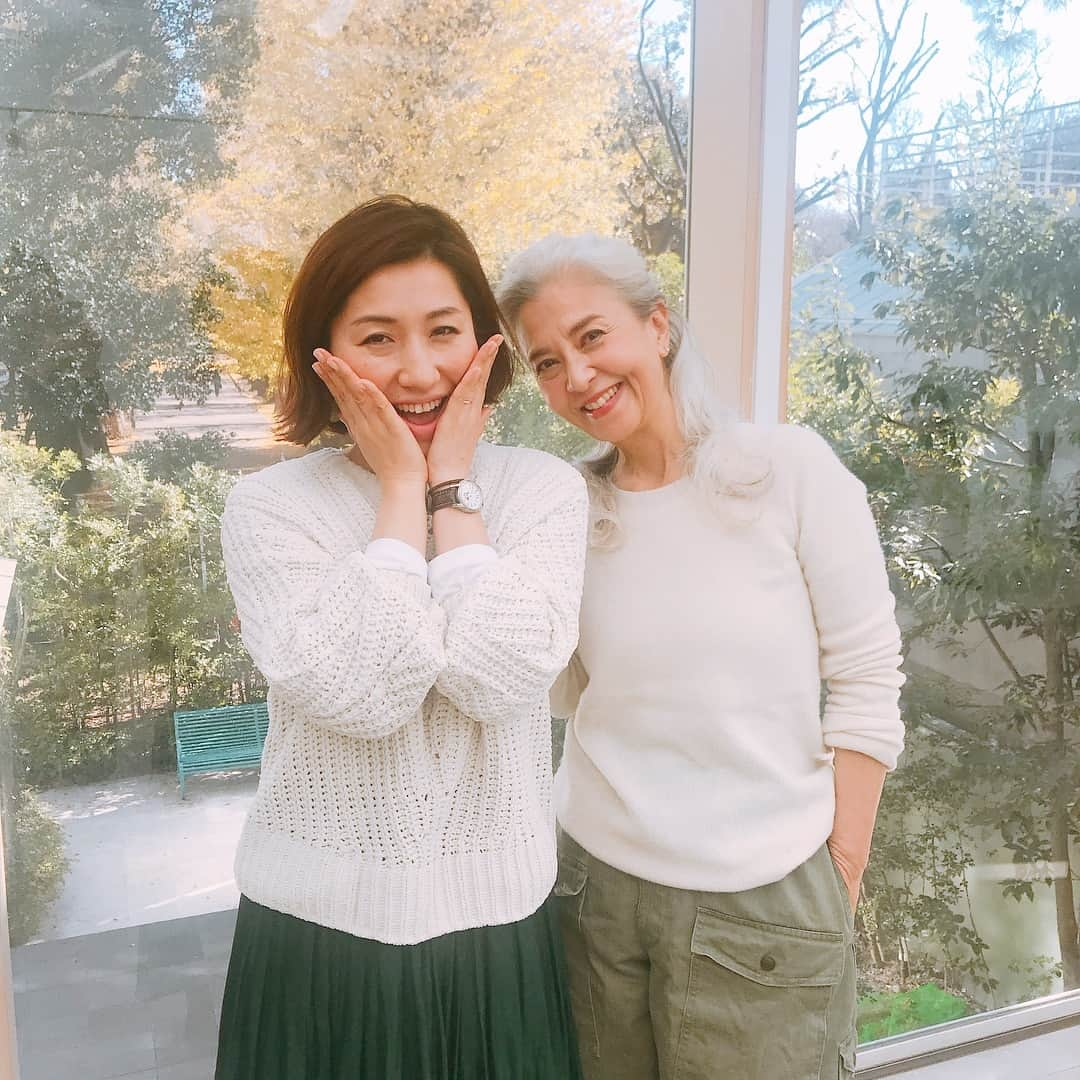 長井かおりさんのインスタグラム写真 - (長井かおりInstagram)「「素敵なあの人」発売🤗_ 表紙や中ページの結城アンナさんのヘアメイクを担当させて頂きました💄_ グレーヘアアレンジもご紹介中😊_大人のおしゃれが楽しくなる本ですよー＾＾_ 先日の撮影でのアンナさんとのオフショットも📷🍎_  #素敵なあの人 #宝島社 #素敵なあの人の大人服 #60代からの大人の装い #結城アンナ さん #グレーヘア」12月22日 12時10分 - kaorimake