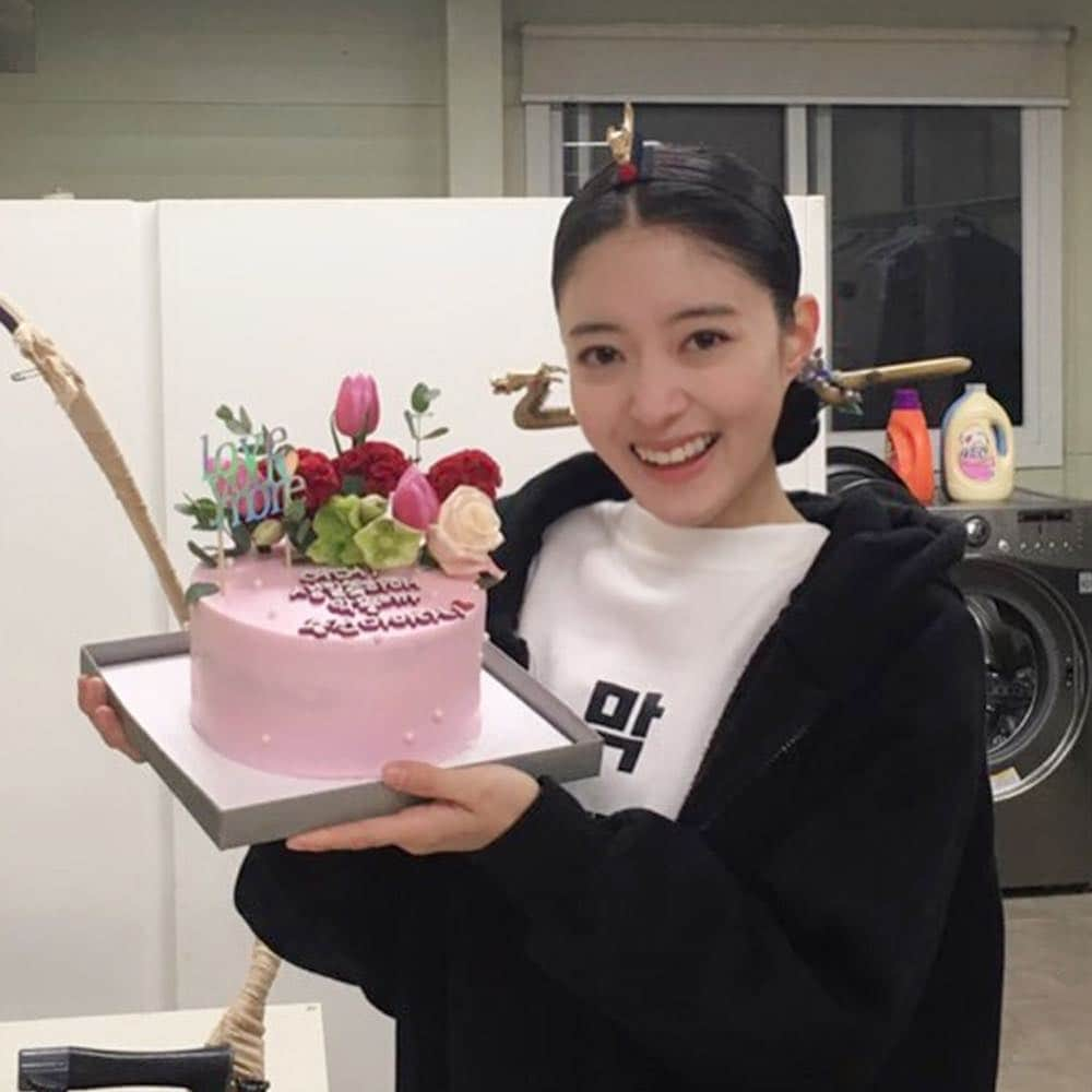 イ・セヨンさんのインスタグラム写真 - (イ・セヨンInstagram)「팬카페 진이세영에서 사랑을 담아 보내주신 생일맞이 커피차와 케익들, 그리고 주말사용설명서 팀에서 보내주신 막뚱이 사랑 케익❤️ 덕분에 생일을 행복하게 보냈습니다 ㅎㅎ 고맙고 감사합니다!😻」12月22日 12時47分 - seyoung_10