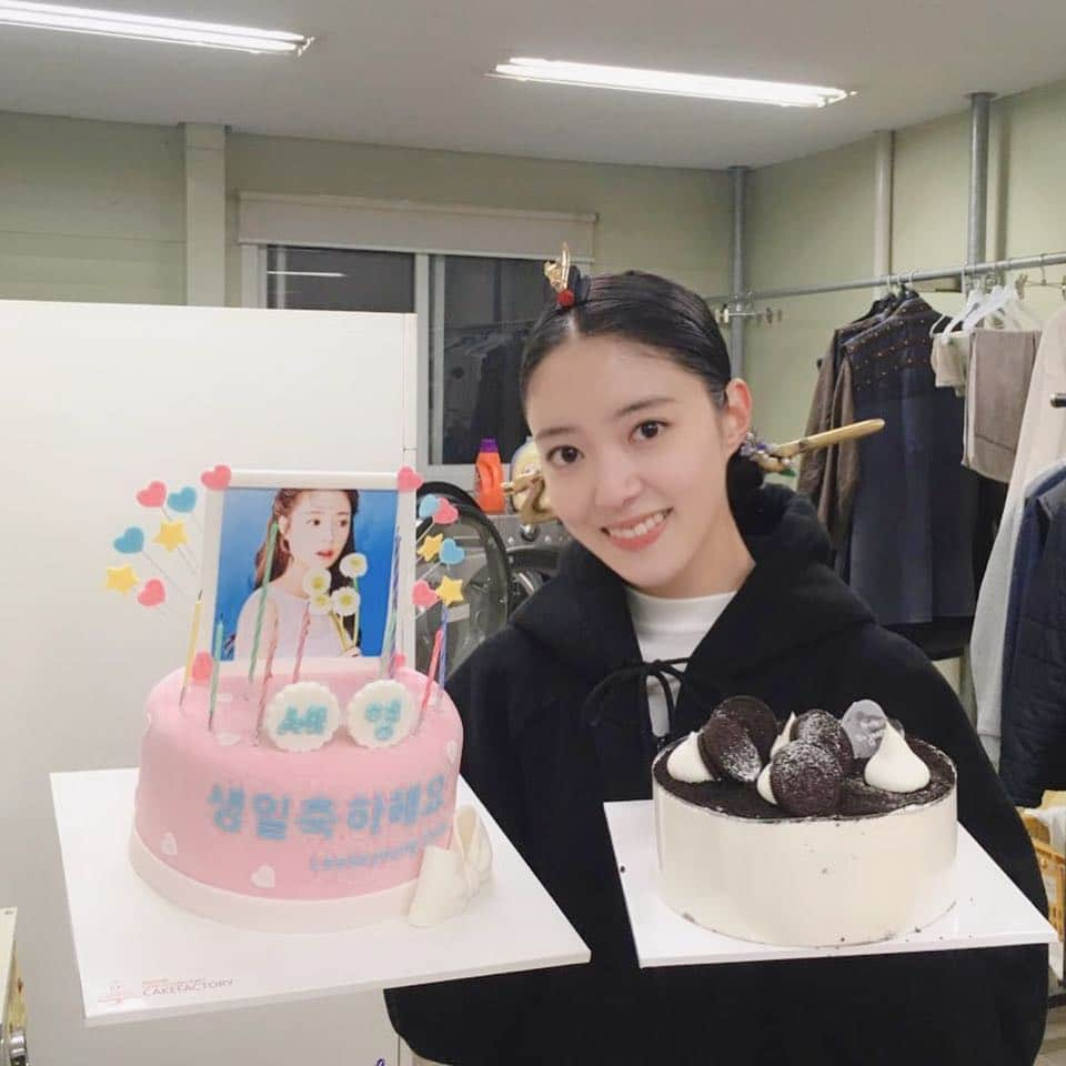 イ・セヨンさんのインスタグラム写真 - (イ・セヨンInstagram)「팬카페 진이세영에서 사랑을 담아 보내주신 생일맞이 커피차와 케익들, 그리고 주말사용설명서 팀에서 보내주신 막뚱이 사랑 케익❤️ 덕분에 생일을 행복하게 보냈습니다 ㅎㅎ 고맙고 감사합니다!😻」12月22日 12時47分 - seyoung_10