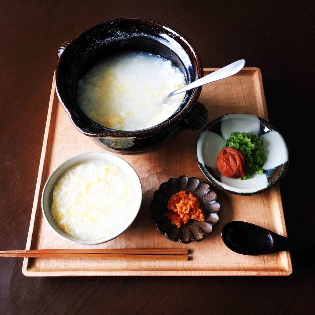志摩有子さんのインスタグラム写真 - (志摩有子Instagram)「このところの連日の過食で情けないことにダウン。こんな時にはお腹に優しい卵粥。土楽の小さなポトフ鍋がちょうどいい。おともはかぶの葉の刻んだのと梅干しに大人の鮭明太。 #土楽 #土鍋 #ポトフ鍋 #仕事納めはまだまだ先」12月22日 13時56分 - ariko418