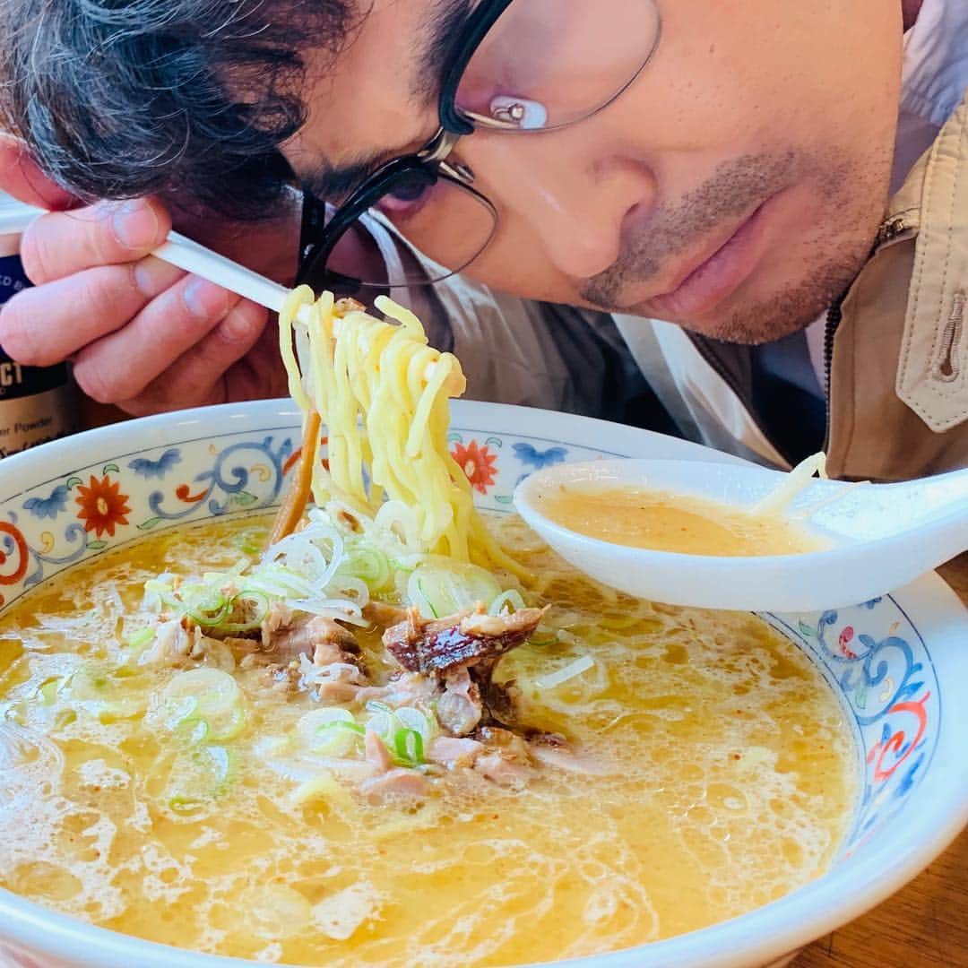 安田顕さんのインスタグラム写真 - (安田顕Instagram)「行田にて。行列店、納得の味。 冬に食べたいあったか味噌でした。 #下町ロケット  明日12/23、いよいよ最終回。 されどまだまだ撮影の日々は続く(^^) #睨み飯 というか、#ラーメンおじさん」12月22日 13時55分 - yasu_da_ken