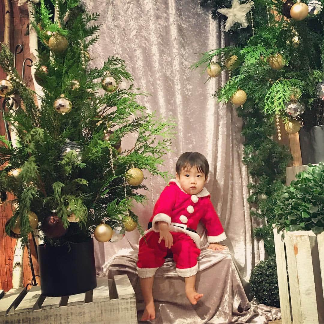桜井未来さんのインスタグラム写真 - (桜井未来Instagram)「@hikaru.kawamura さんから頂いたサンタコスを着せてみました💓  カップルサンタさん💕（笑）  勝手に2人で手を繋いでたよ😂💓（笑） 可愛いー😂💓 ・ ・ ・ ・  #ツリー #クリスマスツリー #インスタ映え #イルミネーション #クリスマス #クリスマスパーティー #クリスマスプレゼント #christmas #christmasparty #xmas #tcmp #東京クラシックママプロジェクト #イベント #ママ #子育て #baby #0歳 #ママ友募集 #子供 #赤ちゃんのいる生活 #ママサークル #ママイベント #ママ会 #パーティー #party #都内ママ #mamagirl」12月22日 14時12分 - miki.sakurai0214