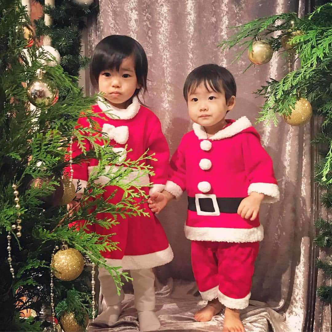 桜井未来さんのインスタグラム写真 - (桜井未来Instagram)「@hikaru.kawamura さんから頂いたサンタコスを着せてみました💓  カップルサンタさん💕（笑）  勝手に2人で手を繋いでたよ😂💓（笑） 可愛いー😂💓 ・ ・ ・ ・  #ツリー #クリスマスツリー #インスタ映え #イルミネーション #クリスマス #クリスマスパーティー #クリスマスプレゼント #christmas #christmasparty #xmas #tcmp #東京クラシックママプロジェクト #イベント #ママ #子育て #baby #0歳 #ママ友募集 #子供 #赤ちゃんのいる生活 #ママサークル #ママイベント #ママ会 #パーティー #party #都内ママ #mamagirl」12月22日 14時12分 - miki.sakurai0214