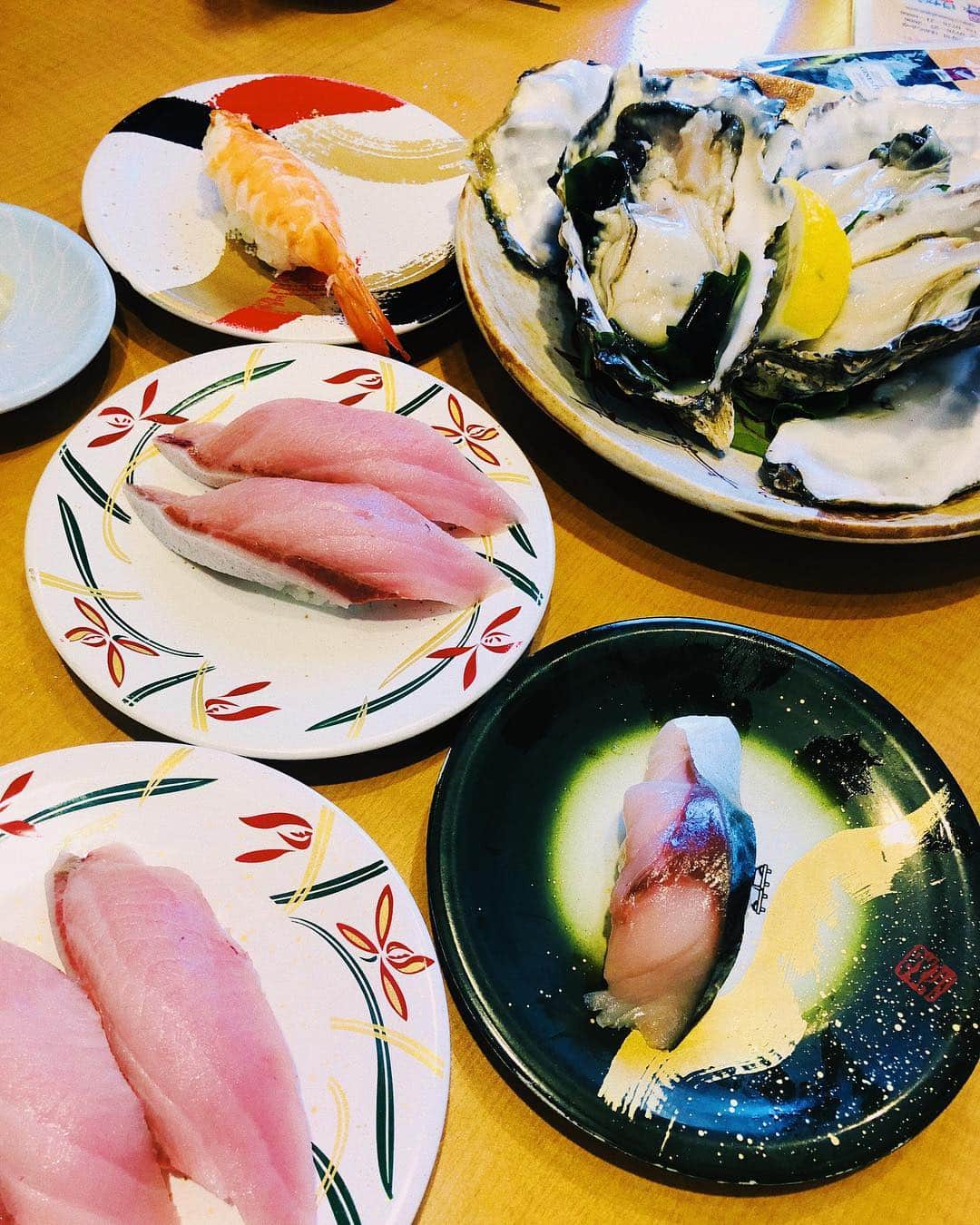 スザンヌさんのインスタグラム写真 - (スザンヌInstagram)「#福井 に来たら海鮮がどーしても食べたくて本番前に﻿ ﻿ #くるくる寿司ほがらか亭 🍣❤️﻿ お邪魔してきました😊﻿ ﻿ もうねもうねっ﻿ 最高ーっに美味しかった🍣﻿ ﻿ #せいこ蟹 🦀に握りに﻿ #白子 🍣﻿ ﻿ どれもこれも新鮮で回転寿司で﻿ 食べられるなんて夢のよう❤︎﻿ ﻿ くるくる寿司の社長さん飴と名前の通りチャーミングでほがらかなかたでした😊﻿ ﻿ あいにくの天気の日は﻿ お洋服からパワーをもらおー💛﻿ ﻿ さてもうすぐトークショー🚩﻿ 行ってきます😊←お仕事前から全力で福井を満喫するやつ😂笑笑」12月22日 14時47分 - suzanneeee1028