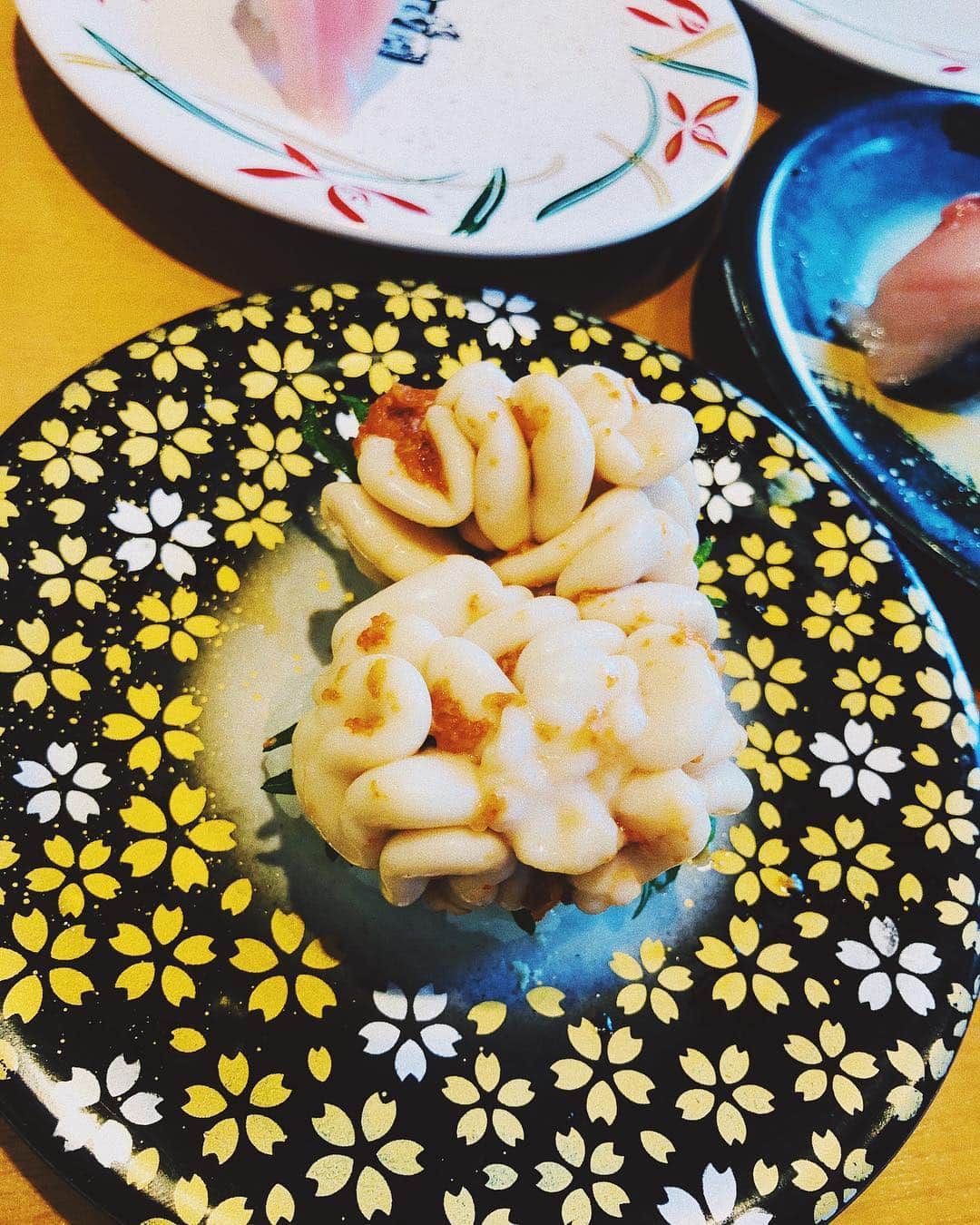 スザンヌさんのインスタグラム写真 - (スザンヌInstagram)「#福井 に来たら海鮮がどーしても食べたくて本番前に﻿ ﻿ #くるくる寿司ほがらか亭 🍣❤️﻿ お邪魔してきました😊﻿ ﻿ もうねもうねっ﻿ 最高ーっに美味しかった🍣﻿ ﻿ #せいこ蟹 🦀に握りに﻿ #白子 🍣﻿ ﻿ どれもこれも新鮮で回転寿司で﻿ 食べられるなんて夢のよう❤︎﻿ ﻿ くるくる寿司の社長さん飴と名前の通りチャーミングでほがらかなかたでした😊﻿ ﻿ あいにくの天気の日は﻿ お洋服からパワーをもらおー💛﻿ ﻿ さてもうすぐトークショー🚩﻿ 行ってきます😊←お仕事前から全力で福井を満喫するやつ😂笑笑」12月22日 14時47分 - suzanneeee1028