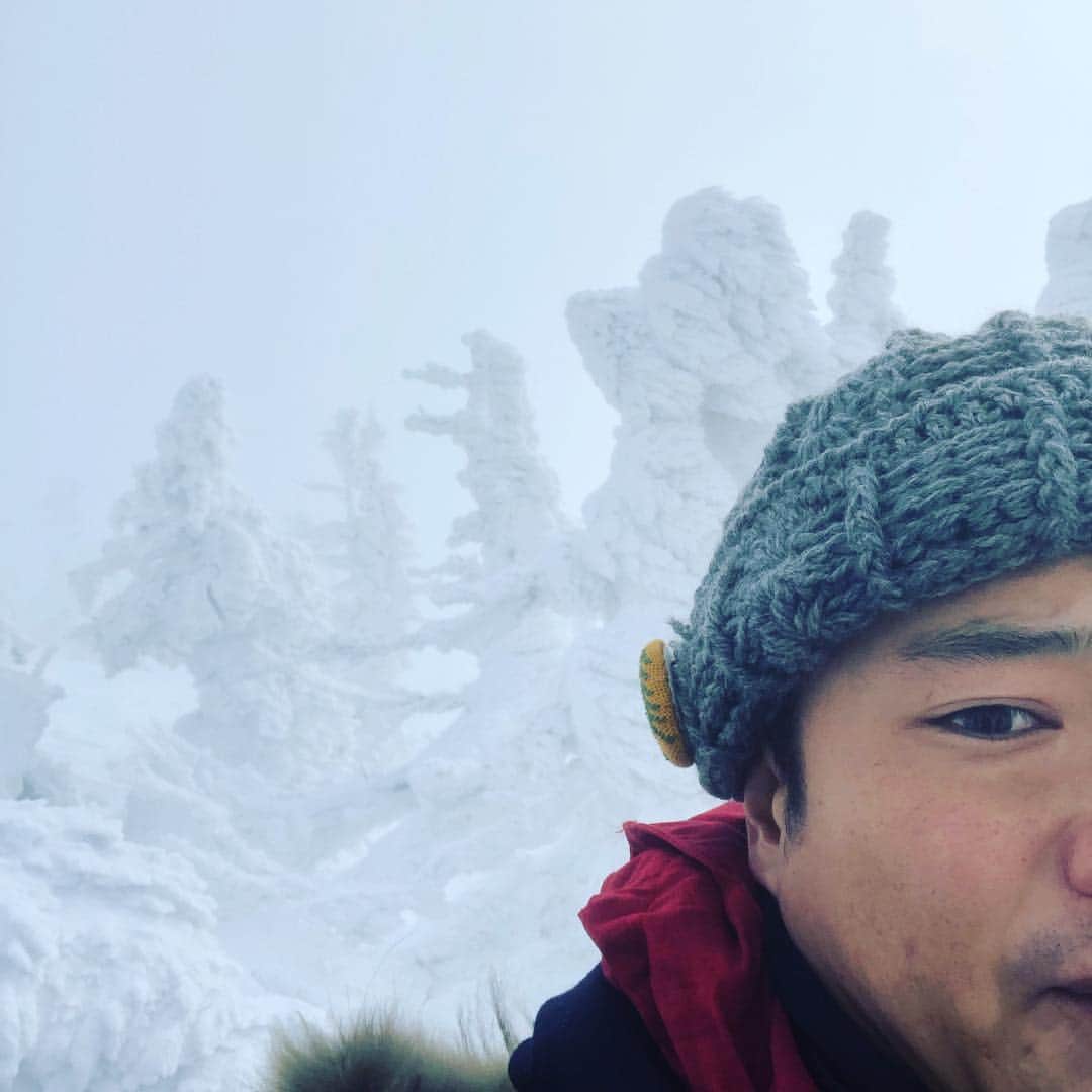 栗原心平さんのインスタグラム写真 - (栗原心平Instagram)「今日は青森県庁さんに「超絶ホワイトアウトツアー」に連れて来ていただきました。冬の八甲田山は、厳しい寒さと、雪に覆われて10m先は全く見えなくなるホワイアウトになります。 非常に貴重で子供に返ったような雪遊びも出来たし楽しかった〜！！ ツアーは「また旅くらぶ」で申し込めるようです。 運が良ければガイドの其田さんか怪談が聞けるかも…まじ怖いけど。 #栗原心平 #shimpeikurihara #青森 #青森県 #八甲田山 #八甲田山ロープウェイ #八甲田 #まるごと青森 #また旅くらぶ #超絶ホワイトアウトツアー」12月22日 15時49分 - shimpei_kurihara