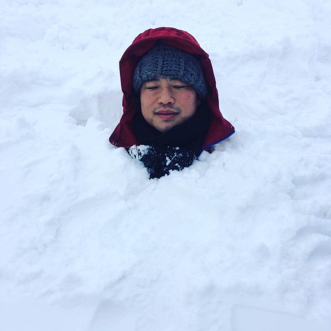 栗原心平さんのインスタグラム写真 - (栗原心平Instagram)「今日は青森県庁さんに「超絶ホワイトアウトツアー」に連れて来ていただきました。冬の八甲田山は、厳しい寒さと、雪に覆われて10m先は全く見えなくなるホワイアウトになります。 非常に貴重で子供に返ったような雪遊びも出来たし楽しかった〜！！ ツアーは「また旅くらぶ」で申し込めるようです。 運が良ければガイドの其田さんか怪談が聞けるかも…まじ怖いけど。 #栗原心平 #shimpeikurihara #青森 #青森県 #八甲田山 #八甲田山ロープウェイ #八甲田 #まるごと青森 #また旅くらぶ #超絶ホワイトアウトツアー」12月22日 15時49分 - shimpei_kurihara