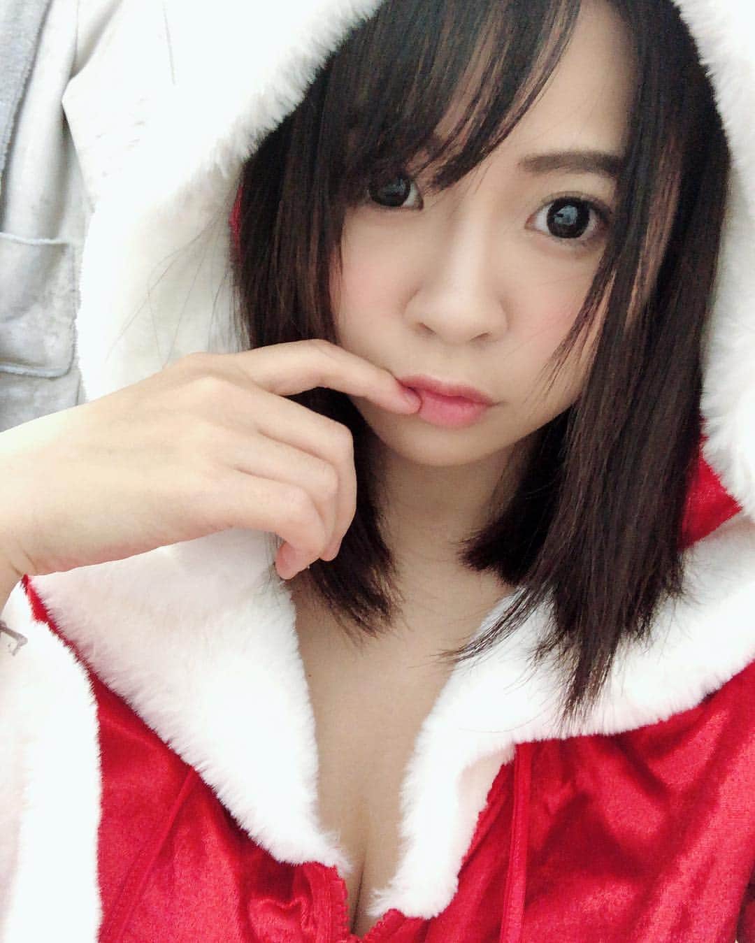 相澤ゆりなのインスタグラム：「#サンタコス #暇つぶし自撮りタイム #サンタもプレゼント欲しい  #餌付ければついてきます(笑)」