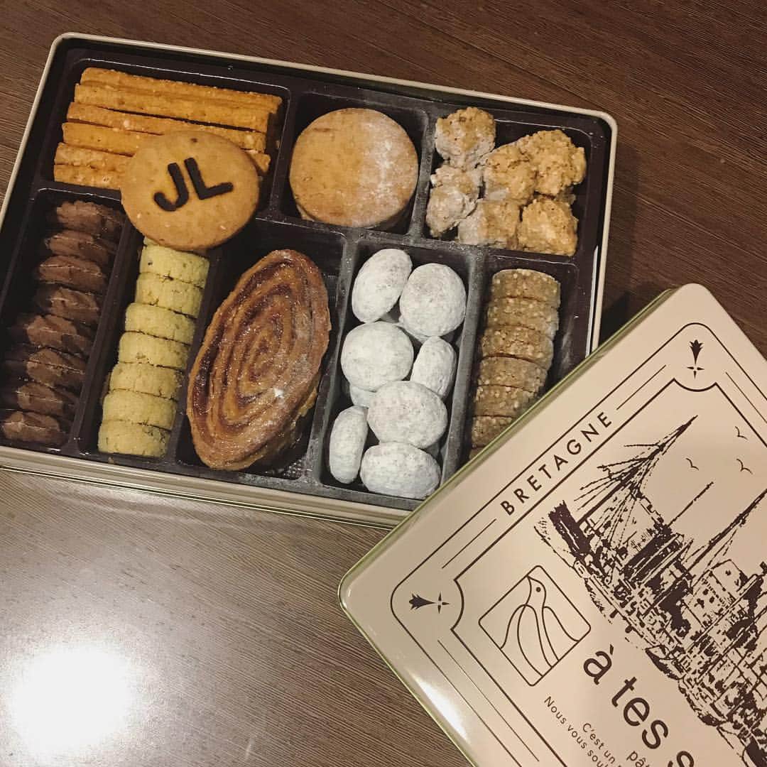 畑野ひろ子のインスタグラム：「@johnlobb さんから届いたアテスウェイの焼き菓子がたまらなく美味しい！ #atessouhaits #àtessouhaits #アテスウェイ #焼き菓子 #吉祥寺 #john #johnlobb」