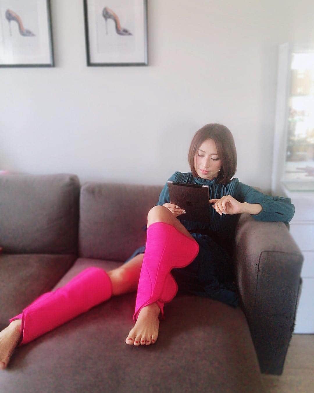 宮田綾子さんのインスタグラム写真 - (宮田綾子Instagram)「ハイヒールLOVERS Ayako⁑  ハイヒールで疲れた足をリフレッシュ中👠  1月9日(水) に開催される『パナソニック レッグリフレ特別体験会』にハイヒールLOVERSがゲストとして参加させていただくことになりました！ 「春のハイヒールファッションを楽しむためのレッグケア」をテーマにトークをします🎤 2019年最初のイベントの様子はまた報告します✨  #レッグリフレ #コードレスレッグリフレ #パナソニック #ハイヒールLOVERS #宮田綾子 #ハイヒール #美脚ケア #脚のむくみ #脚の疲れ #マッサージ #ながらケア #ホームケア #巻くだけ #コードレス」12月22日 16時58分 - ayako__miyata