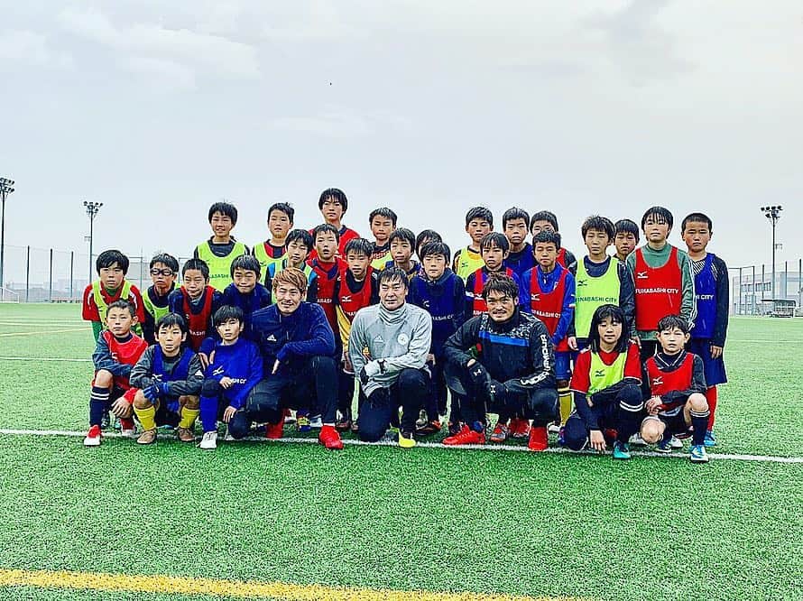 村山智彦さんのインスタグラム写真 - (村山智彦Instagram)「ㅤㅤㅤㅤㅤㅤㅤㅤㅤㅤㅤㅤㅤ 千葉に帰ってきタイミングで船橋市とローヴァーズ主催のサッカー教室に参加させていただきました！ 元気な小学生達と楽しく約2時間サッカーをして改めてサッカーっていいなぁーと。 高校３年間、とてもお世話になった船橋市にこのような形で恩返しが出来て嬉しかったです！ 参加してくれた子供達ありがとう！ ㅤㅤㅤㅤㅤㅤㅤㅤㅤㅤㅤㅤㅤ #鈴木修人 さん #渡辺広大 さん #村山智彦 #明治学院大学サッカー部 #レノファ山口 #松本山雅 #カレンロバート さん #ローヴァーズFC #タカスポ #adidas #やっぱり #千葉っていいなぁ」12月22日 17時55分 - tomohiko_murayama