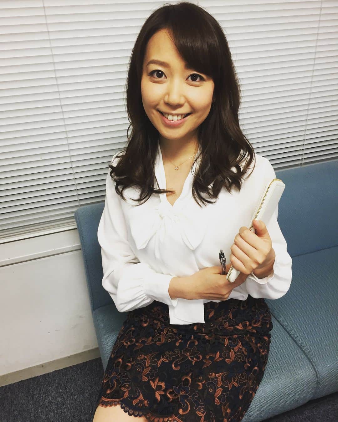 須黒清華のインスタグラム：「今日のアド街は 「丸の内」 ということで、丸の内OLを意識した衣装にしてみましたー♪ いかがでしょう⁇笑 学生時代、憧れたなぁ✨ . 今回も最新のグルメやファッション情報、クリスマス🎄イルミネーション情報も盛りだくさんですっ✨ ミッツマングローブさんの、丸の内マル秘話も面白かったなぁ‼︎ #アド街ック天国 #丸の内 #丸の内OL #この後9時から放送です🕘」