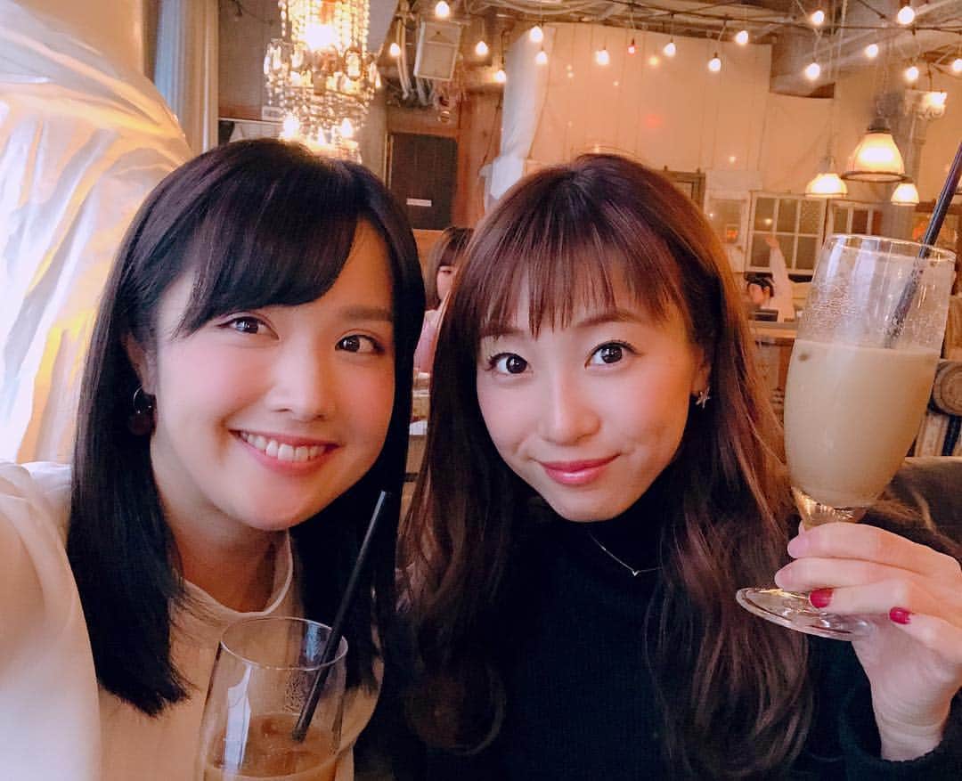 髙橋明日香のインスタグラム：「あすぴー☆あいぴー  嘉陽愛子ちゃんとランチ(^ ^) お洒落なカフェでまったりお話して、近況報告とかしたりして。 相変わらずキラキラしてて可愛かった♡  #cafe #lunch #coffee #女子会 #嘉陽愛子 #高橋明日香」