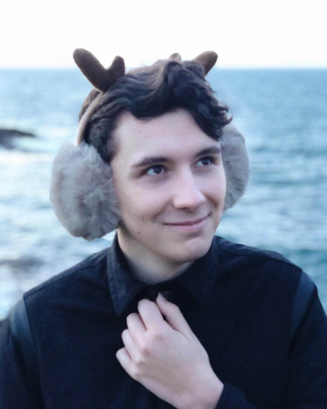 ダニエル・ハウウェルのインスタグラム：「when you’re a lowkey reindeer furry who wants warm ears」