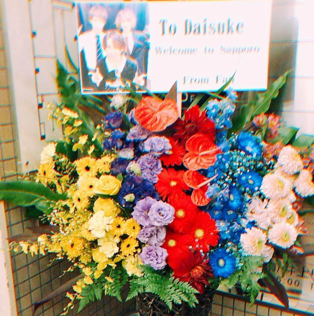 Daisukeさんのインスタグラム写真 - (DaisukeInstagram)「#メンバーで誰がメインに自撮れるか #3種3様 #札幌初ワンマン #ありがとうございました！ #カラフルなお花ありがとう」12月23日 4時09分 - daisuke_okawara