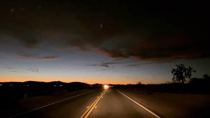 フェドン・パパマイケルのインスタグラム：「THE LAST DAY ...coming home from work in Mojave desert. Thank you all for an amazing 2018! That’s a wrap🎥💥」