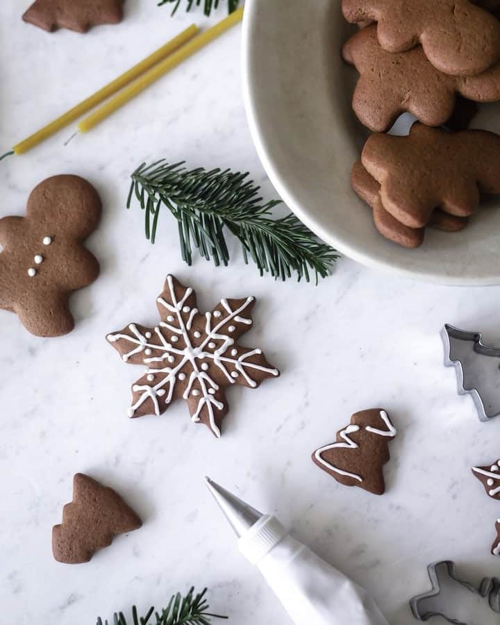 Krissyのインスタグラム：「so excited to debut the very first Cottage Farm video and a new blog post for my favorite holiday gingerbread - these biscuits are full of nostalgia - soft centers with perfect crisp edges, spicy and perfect for decorating . Follow the link in profile for the full post . this is just a little glimpse into the full video collaboration with the immensely talented @studiodylan hope you enjoy watching - for the full video, click the link in profile」