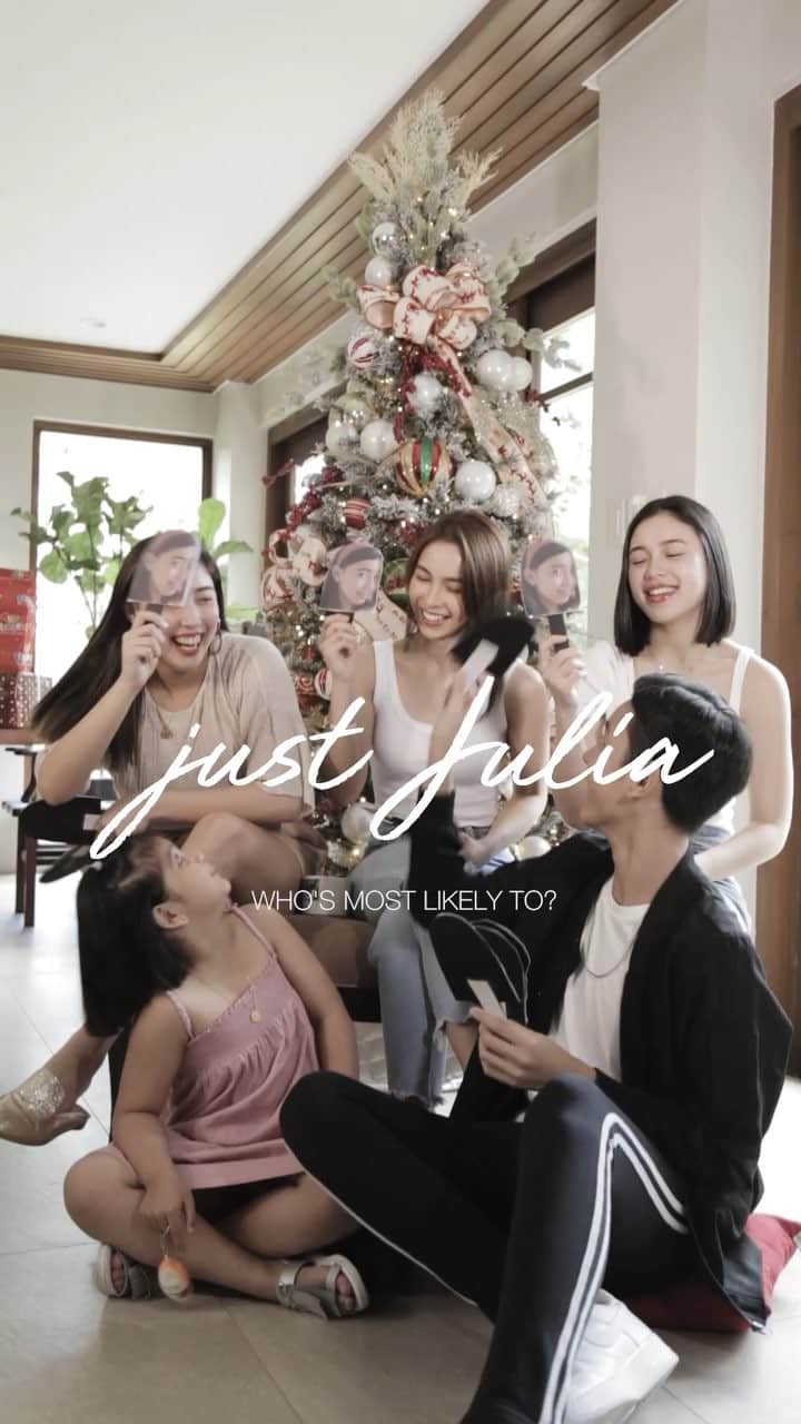 ジュリア バレットのインスタグラム：「Here it is! As this was highly requested, here’s a very fun and exciting episode I did with my siblings. Hope you guys play along and love this episode! Happy Holidays from us! 🎄✨」