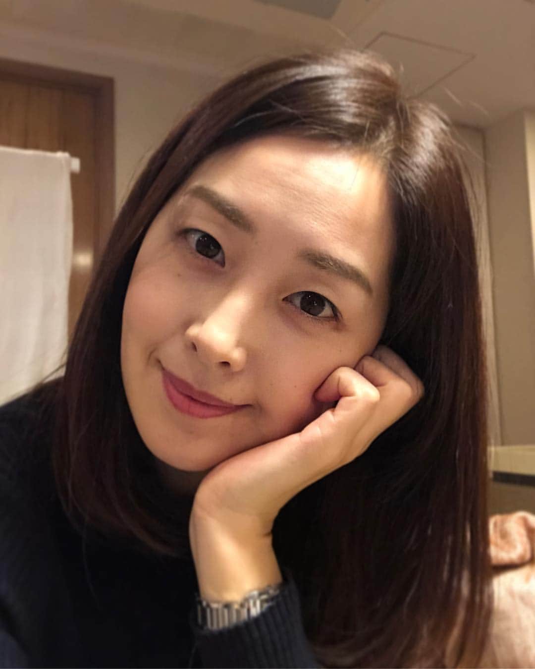 笛木優子のインスタグラム：「仕事柄、いろんなメイクをしたり、いろいろな服を着させていただくことが多いため、なんとなく自分に似合う色や感じは把握していましたが。。。 ちゃんと知っておきたくて、前から興味のあったパーソナルカラー診断をしてきました🤩@style_works_  診断結果。  ブルーベースのサマータイプ。  青み寄りで 明度は明るめ 彩度は低め が似合うと判明‼️ ふむふむ🥰 やっぱり！と、役に立つ情報ばかり！！ 私の顔に合うメイクもしていただきました💄  みなさんは、何タイプですか？？ #パーソナルカラー#パーソナルカラー診断#似合う色#カラーリスト#サマータイプ」