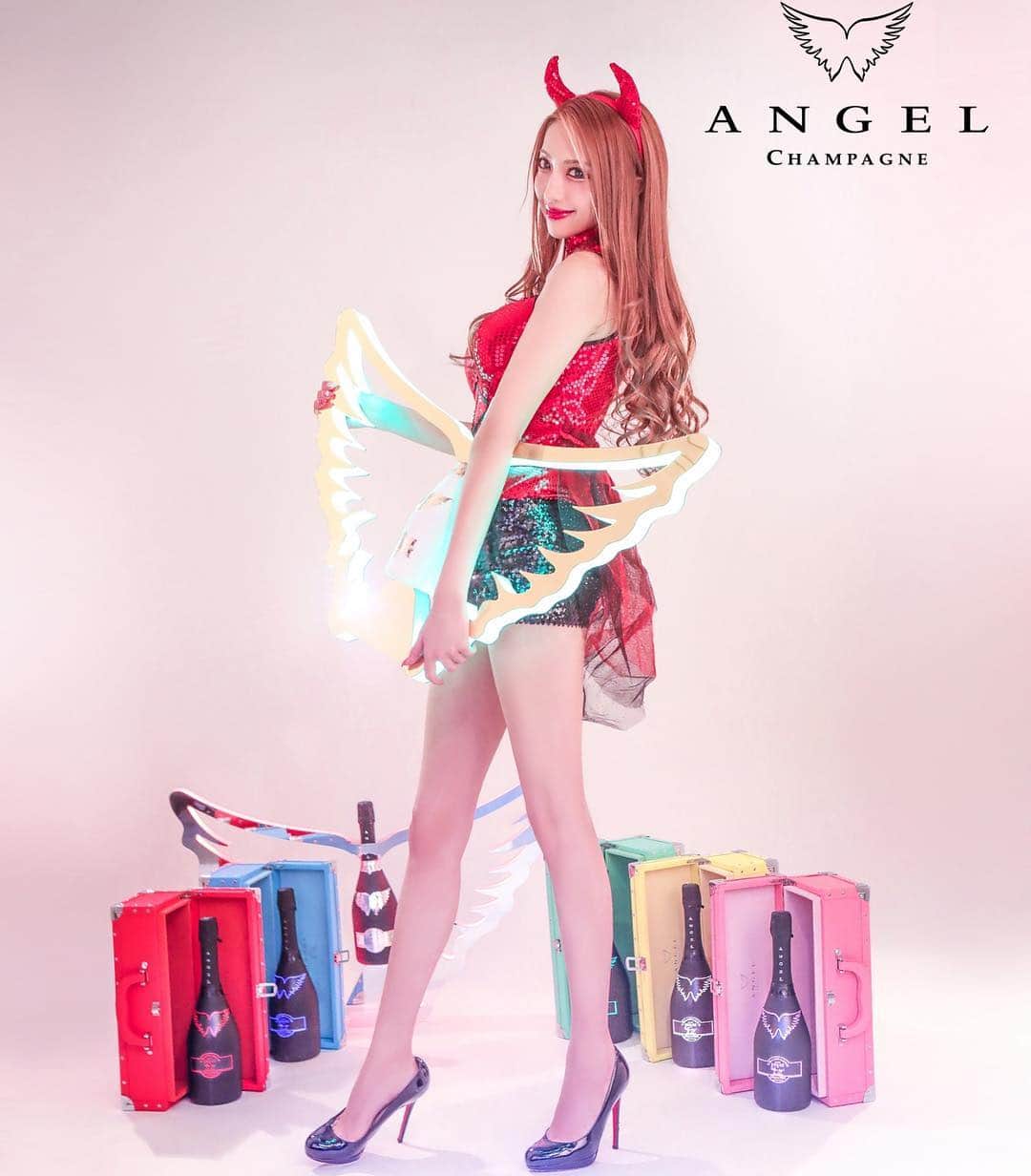 一条葵さんのインスタグラム写真 - (一条葵Instagram)「. 😈😈😈💕 . . ANGEL CHAMPAGNE👼 Brut HALO💖💕💕 . .  Red❤️Green💚Blue💙Yellow💛 Pink💖 . . @angel_champagne_Japan . . . #angelchampagne #Halo #エンジェルシャンパン #ヘイロー #かわいい〜💕」12月22日 21時23分 - aoiichijo