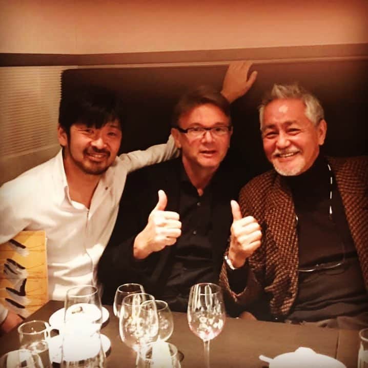 のインスタグラム：「原宿東郷神社敷地内にあるミシュラン⭐︎レストラン、ケイスケ・マツシマにてサッカーワールドカップ元監督フィリッペ・トルシエ所有のワイナリーからのワイン試飲会パーティに招待された。2人ともに久しぶりに会ったが、お互い元気ハツラツでガッつりハグハグ‼️笑顔が絶えなかったトルシエも珍しいが、同時にニースより飛んで来たケイスケ・マツシマの中味の濃いクッキングクラスも同時進行❣️いやはや相変わらず2人の爆進振りで、老け顔がさらに緩んでしまったのである‼️」