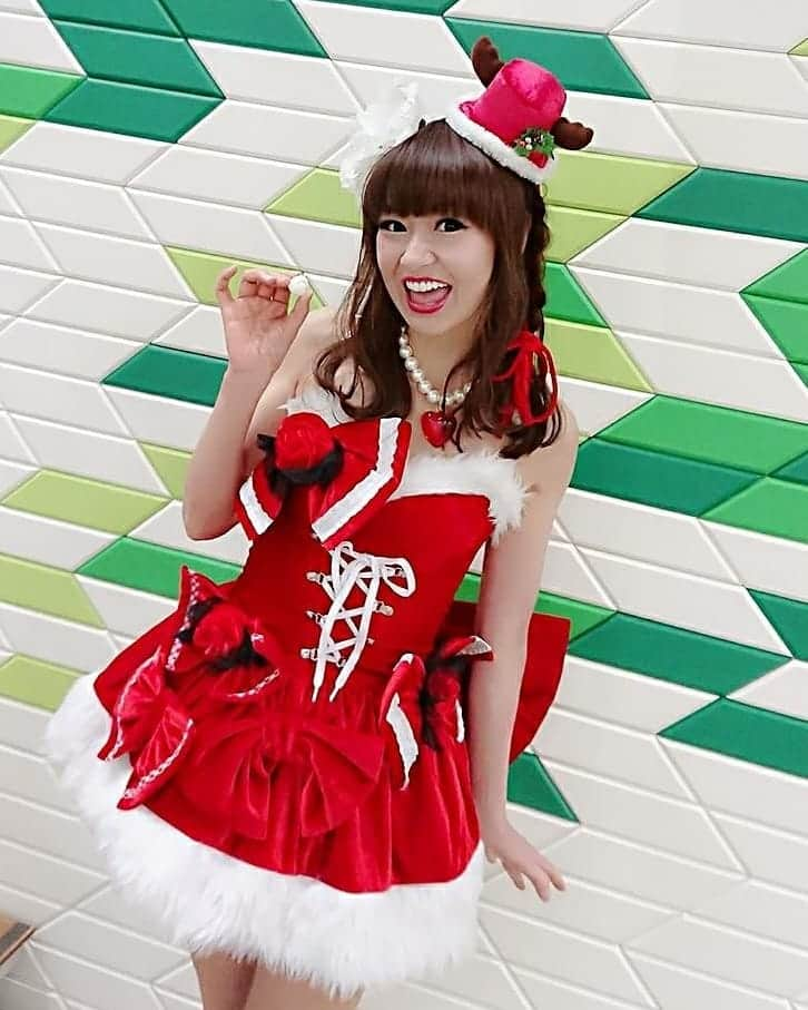 さゆりさんのインスタグラム写真 - (さゆりInstagram)「今日はサンタさんコスでしたぁ〰️🎄🤣🎄年内最後の『せやねん』生放送😂長年見て頂いてるたっくさんの皆様💖家族みたいな出演者✨スタッフさんのお陰で今年も一年🎶暴れ倒してすみません‼️🤣🤣🤣来年も宜しくお願い致しますです〰️🌈😂🌈 #せやねん #大好きだぁ 〰️💖🤣💖 #メチャ売れのコーナー  #各企業の皆様 #ありがとです #大好きだぁ 〰️🌷🤣🌷 #そして❗ #吉本坂46デビュー #12月26日 🎶 #池袋サンシャインシティ噴水広場  にて #イベント決定 💖 #全ユニット #歌います ❤️ #詳細はまたアップします😂 #無料みたいです 🤣🤣🤣 #はいたっち会 もあるみたいです😂 #かつみ❤️さゆり #かつみさゆり #さゆり #❤️さゆり #吉本坂46」12月22日 22時22分 - katsumisayuri_sayuri