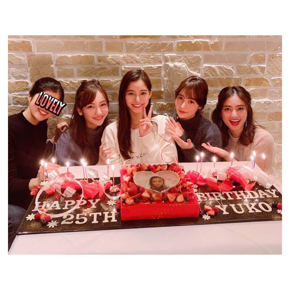 板野友美さんのインスタグラム写真 - (板野友美Instagram)「サプライズで優子の 誕生日会をしました❤️☺️ 凄い驚いて喜んでくれて 本当に嬉しかった⸝⸝⸝⸝♡ 優子の笑顔は太陽みたいで 周りをハッピーにしてくれます❤️ 優子にとって 素敵な1年になりますように🥰 #友style」12月22日 22時24分 - tomo.i_0703