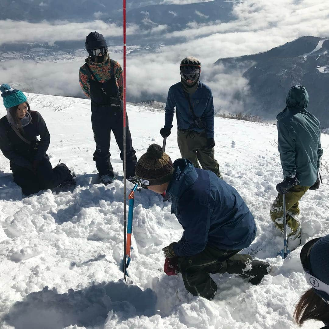 藤森由香さんのインスタグラム写真 - (藤森由香Instagram)「白馬でライダーズアバランチ講習を受けて来ました。 よくDVDや映像でヨダレが出そうなパウダー滑ってる映像だけみると楽しそうだと思いますよね。でもそれに伴うリスクもある事もこの講習を受けたライダーとして皆んなに伝えていかなきゃいけないなと感じました。 スノーボードやスキーで山に入る際の講習が各地で行われているのでみなさんには是非参加して知識として取り入れておいて欲しい。 山の知識はもっと深いので二日間の講習だけでは絶対足りないのですが、今回学べたことを知っておくだけでいざ雪崩に巻き込まれてパニックになっても対応能力は大分違うと思いました。 今回は ・雪崩の起きやすい雪質やチェックの方法、 ・バックカントリーでの装備、 ・ビーコン等装備の選び方から使い方、 ・怪我人を運ぶソリの作り方や気をつけないといけない事、 ・ウエアの下に着る物のレイヤリング ・雪崩を無駄に起こさないための方法 ・パーティーのチームワークの作り方 など、書ききれませんが大切なことを知れました。 雪崩に巻き込まれた人は15分を超えると助かる確率がほぼありません。 時間との勝負のなかでのチームワークがどれ程大切か一度訓練をしてみてわかりました。実際の緊急の現場になって、訓練なしには自分が出来ることは無いと思いました。  今回この講習を開いてくださった白馬の @bambootail_backcountry さんはJWSCの一期生の私の先輩。白馬の番亭というガイドをしています。  企画をしてくれた @forestlogd はJWSCの後輩。今は世界のビッグマウンテンを滑って活躍してるスノーボーダー。  本当にありがとうございました🙏  一人でも山に対する意識を変えてくれて、安全に楽しくスノーボードをしてもらえるようになると嬉しい。」12月22日 23時18分 - yukafujiforest