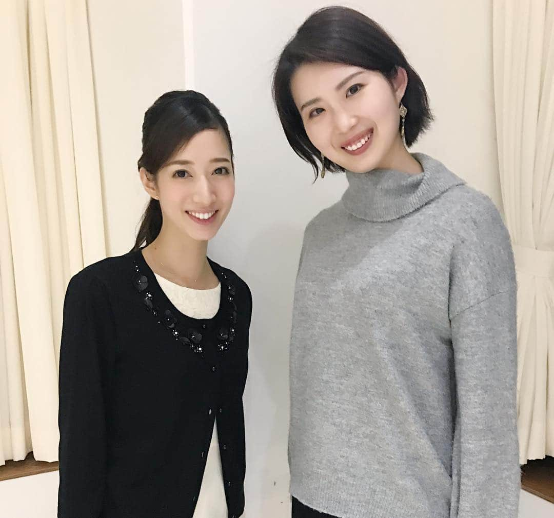 伶美うららさんのインスタグラム写真 - (伶美うららInstagram)「本日、宝塚音楽学校受験生の為の美容と健康レッスンでした♪  夢のタカラジェンヌに向かって頑張る受験生が、 レッスンを重ねるうちに更にキラキラと輝いて、 一人一人の変化していく姿を見るのがとても楽しかったです…‼︎ 生徒の皆様の夢に向かっていく姿は、見ていて清々しく初々しく、初心を思い出される貴重な時間でした。  髪型のレッスン、面接のレッスン、健康のセミナーなど盛りだくさんの内容でしたが、この限られた時間の中で少しでも何かを吸収して頂きたい‼︎ そんな思いの2レッスンでした♪  皆さまがキラキラと輝き続けますように…☆ 残りの日まで頑張って下さい…‼︎‼︎ . #宝塚音楽学校  #受験 #レッスン #107期生  #朝央れん #伶美うらら」12月22日 22時42分 - urara_reimi