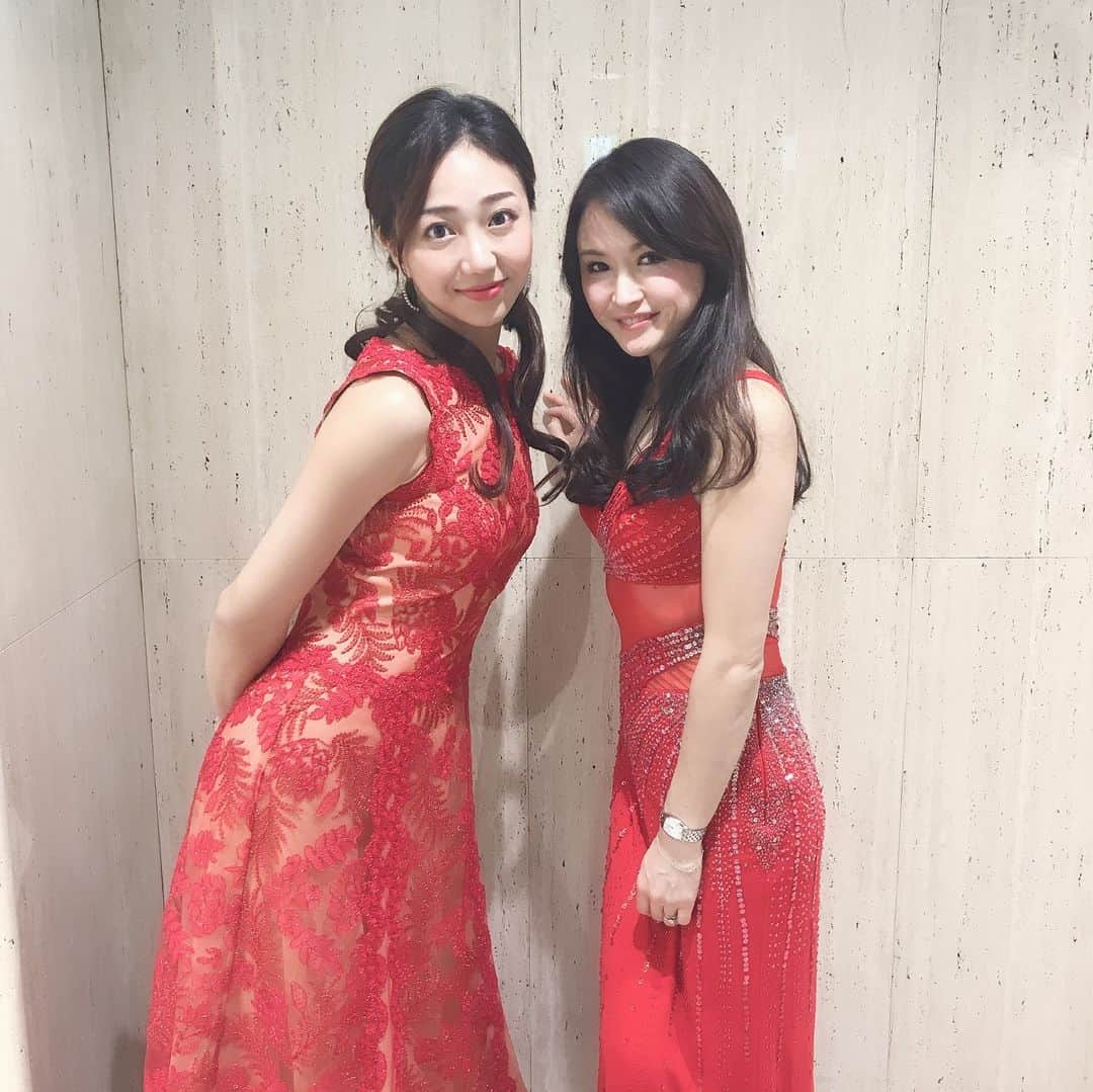のインスタグラム：「歌わせて頂きました🎤﻿﻿ ﻿﻿ ﻿﻿ ﻿﻿ クリスマスも近いので赤いドレスで、クリスマスの曲も歌いました🎄﻿ ﻿﻿ ﻿﻿ ﻿﻿ 歌う機会を頂き本当に幸せです💝﻿﻿ ﻿﻿ ﻿﻿ ﻿そしてピアニストの寛子さんとも出会えて本当に幸せです😭🙏💕 ﻿ 最後の動画は楽屋で😅﻿ ﻿ ﻿﻿ ﻿#コンサート﻿ #透水さらさ#吉川寛子﻿ #赤いドレス﻿ #クリスマス﻿ #ライブ﻿ #お知り合いの方のセミナーで﻿ ＊﻿ 皆さまにCDもご購入頂き、本当に感謝の時間でしたっ🙇‍♂️﻿ 出演費は全て日本赤十字社さんへ💝 髪の毛は襟足ウィッグをつけてます🤣」