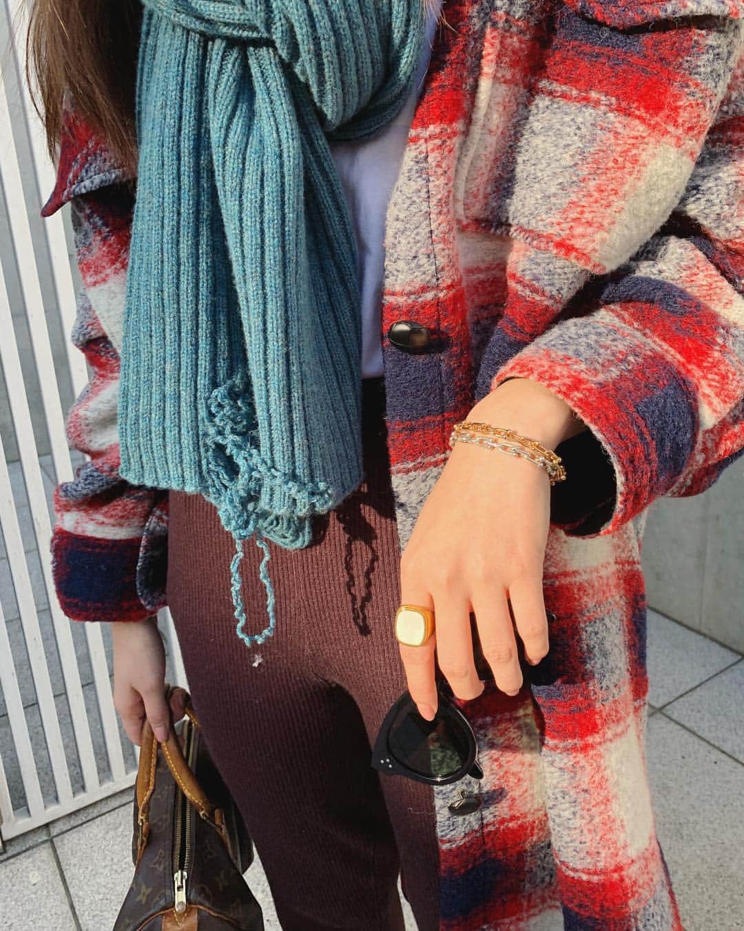 新木優子さんのインスタグラム写真 - (新木優子Instagram)「この日は昼間暖かかったので、コートを軽めにして温かいマフラーを巻いて、、☺️❤️ coat : @isabelmarant  pants : @sly_official  tops : @windandsea_wear  bracelet : @tiffanyandco  ring : @celine」12月22日 23時11分 - yuuuuukko_