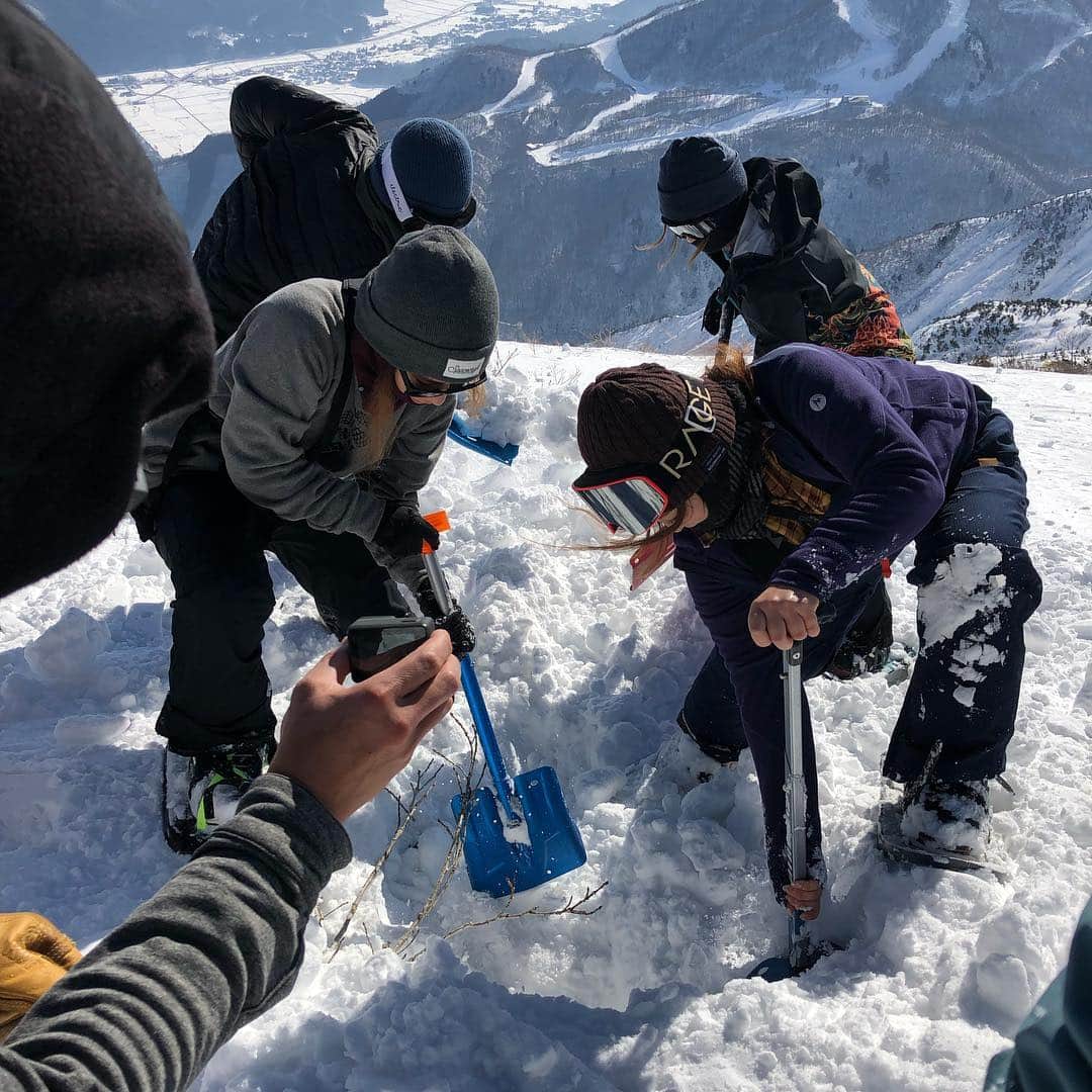 藤森由香のインスタグラム：「白馬でライダーズアバランチ講習を受けて来ました。 よくDVDや映像でヨダレが出そうなパウダー滑ってる映像だけみると楽しそうだと思いますよね。でもそれに伴うリスクもある事もこの講習を受けたライダーとして皆んなに伝えていかなきゃいけないなと感じました。 スノーボードやスキーで山に入る際の講習が各地で行われているのでみなさんには是非参加して知識として取り入れておいて欲しい。 山の知識はもっと深いので二日間の講習だけでは絶対足りないのですが、今回学べたことを知っておくだけでいざ雪崩に巻き込まれてパニックになっても対応能力は大分違うと思いました。 今回は ・雪崩の起きやすい雪質やチェックの方法、 ・バックカントリーでの装備、 ・ビーコン等装備の選び方から使い方、 ・怪我人を運ぶソリの作り方や気をつけないといけない事、 ・ウエアの下に着る物のレイヤリング ・雪崩を無駄に起こさないための方法 ・パーティーのチームワークの作り方 など、書ききれませんが大切なことを知れました。 雪崩に巻き込まれた人は15分を超えると助かる確率がほぼありません。 時間との勝負のなかでのチームワークがどれ程大切か一度訓練をしてみてわかりました。実際の緊急の現場になって、訓練なしには自分が出来ることは無いと思いました。  今回この講習を開いてくださった白馬の @bambootail_backcountry さんはJWSCの一期生の私の先輩。白馬の番亭というガイドをしています。  企画をしてくれた @forestlogd はJWSCの後輩。今は世界のビッグマウンテンを滑って活躍してるスノーボーダー。  本当にありがとうございました🙏  一人でも山に対する意識を変えてくれて、安全に楽しくスノーボードをしてもらえるようになると嬉しい。」