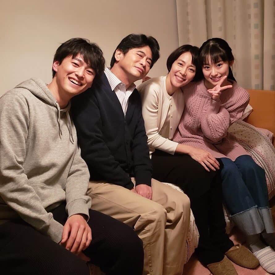 テレビ朝日「あなたには渡さない」さんのインスタグラム写真 - (テレビ朝日「あなたには渡さない」Instagram)「【#あな渡 ただいま放送中】‬﻿ 旬平(#萩原聖人)が戻ってきて、ようやく家族全員が揃いました🌸﻿ 家族だんらんシーンの合間に撮った、上島一家の幸せオフショットです✨﻿ ﻿ #あなたには渡さない」12月22日 23時48分 - anawata_ex