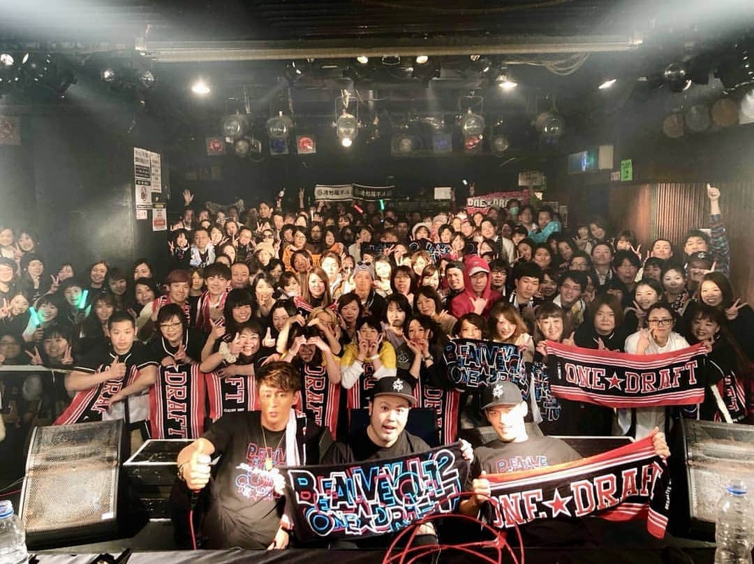 MAKKIのインスタグラム：「Bee Alive12名古屋公演 ツアーファイナル終わりましたっ！！！ 名古屋ファイナルだけあって アッツアツのノッリノリでした(*ﾟ∀ﾟ人ﾟ∀ﾟ*)♪ 来てくれた皆様本当にありがとうございましたm(__)m  そして、このツアーに参加してくれた皆様心を込めてありがとうございましたm(__)m  みんなが来年もまた頑張れるようなライブになったでしょうか？  伝え方は不器用かもしれないけど 自分達なりの全力のライブが伝わってくれてたら幸せです♪  2018年のツアーはこれにて終了ですが 来年のツアーも発表されましたね！！ 来年もガンガンに攻めて行くので ぜひライブ来て下さいね🙌🙌🙌 #onedraft  #ライブ  #ツアー  #ファイナル  #名古屋  #心を込めてありがとう  #来年も  #ガンガンいこうぜ」